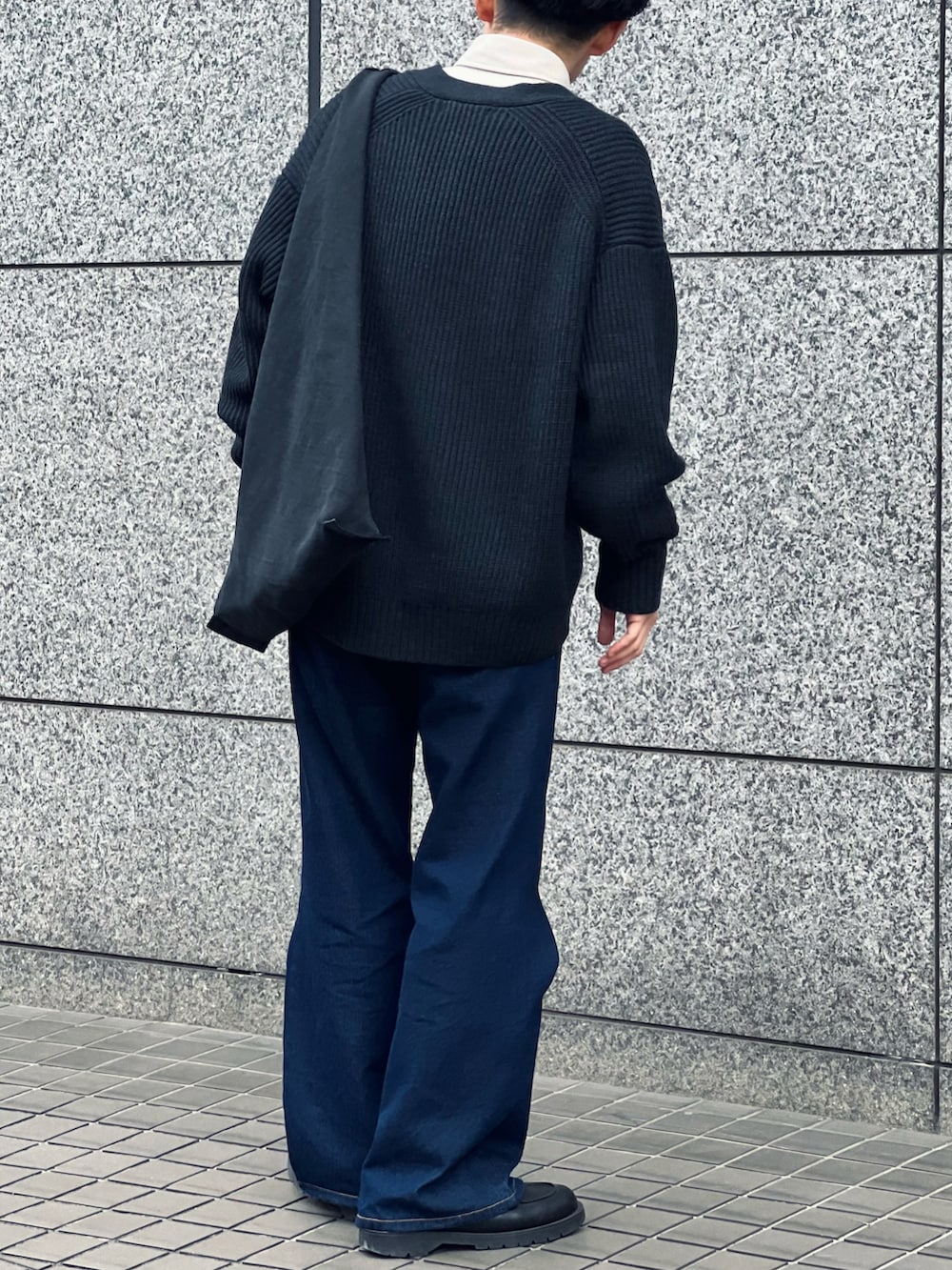 「似合うラボに行こう、カーディガン、シャツスタイル、フレアパンツ、トートバッグ、シンプルコーデ、モード、デートコーデ、春コーデ、春服みてみて、ブーツ、お出かけコーデ、低身長、デニム、春のおしゃ見えテクニック」｜「ADAM ET ROPE'の《FINAL PRICE》ボックス シルエット オーバー 畦カーディガン（カーディガン/ボレロ、ブラック系）」を使った、ゆっきーさん（骨格ウェーブ・メンズ・165cm）の春コーディネートの5枚目の写真