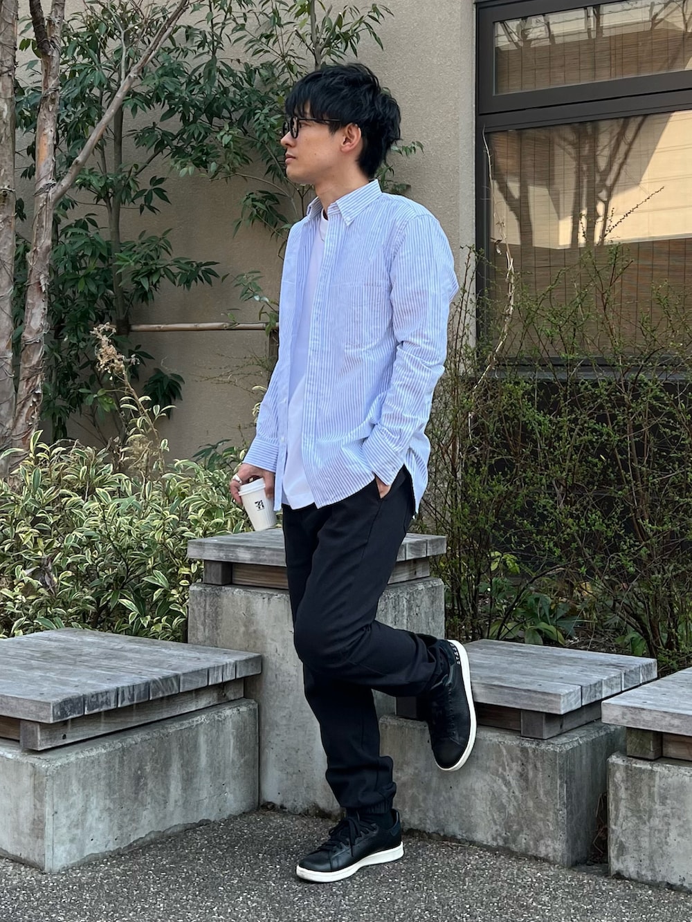 「春服みてみて、春コーデ、大人コーデ、大人カジュアル、シンプルコーデ、シャツスタイル、ストライプ、スニーカーコーデ、低身長、30代、シンプル、プチプラ、きれいめカジュアル、ストライプシャツ、ブルー x ホワイト」｜「URBAN RESEARCH ROSSO MENの『WEB限定』『抗菌/防臭』ハイパフォーマンスオックスボタンダウンシャツ（シャツ/ブラウス、その他）」を使った、ゆっきーさん（メンズ・165cm）の春コーディネートの2枚目の写真