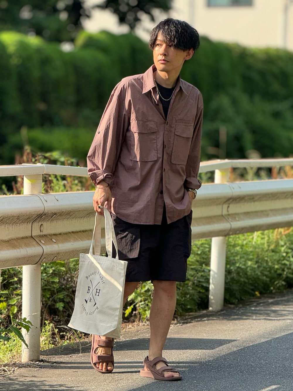 「ブラウン、ブラウンコーデ、きれいめカジュアル、大人カジュアル、シンプルコーデ、休日スタイル、トートバッグ、サンダル、シャツスタイル、低身長、低身長コーデ、休日コーデ、大人コーデ、夏コーデ、初夏コーデ」｜「BEAUTY&YOUTH UNITED ARROWSのウォッシャブルウール ショートスリーブ Tシャツ（Tシャツ/カットソー、グレー系）」を使った、ゆっきーさん（骨格ウェーブ・メンズ・165cm）の夏コーディネートの3枚目の写真
