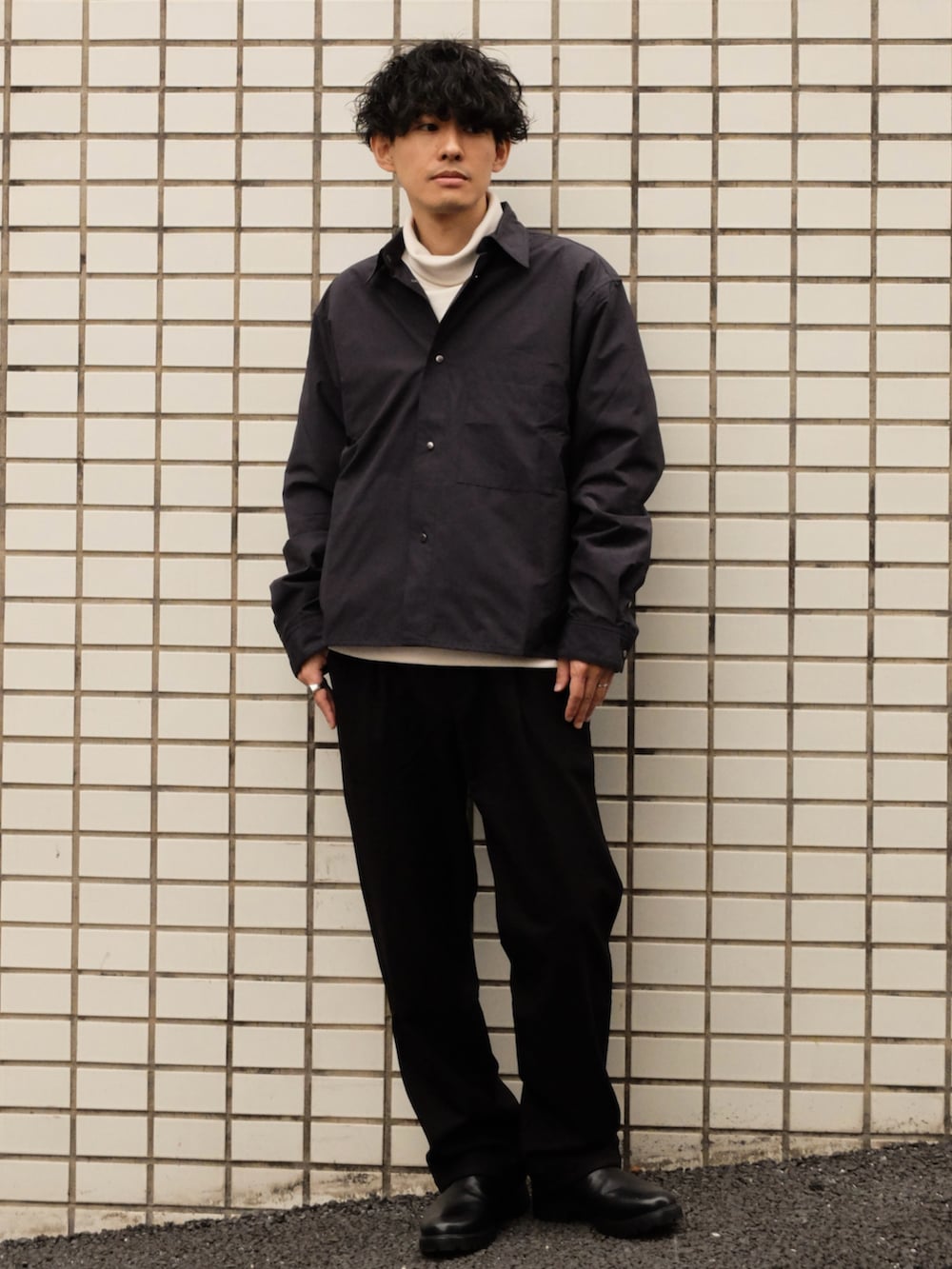 「RHYTHR、シャツアウター、ブルゾン、冬コーデ、大人カジュアル、マイベストコーデ2023、ドメブラ、スラックス、低身長、シンプルコーデ、スウェット、タートルネック、きれいめカジュアル、今日のコスメと服、ワイドパンツ」｜「RHYTHRのアイテム（シャツ/ブラウス、ブルー系）」を使った、ゆっきーさん（骨格ウェーブ・メンズ・165cm）の冬コーディネートの2枚目の写真