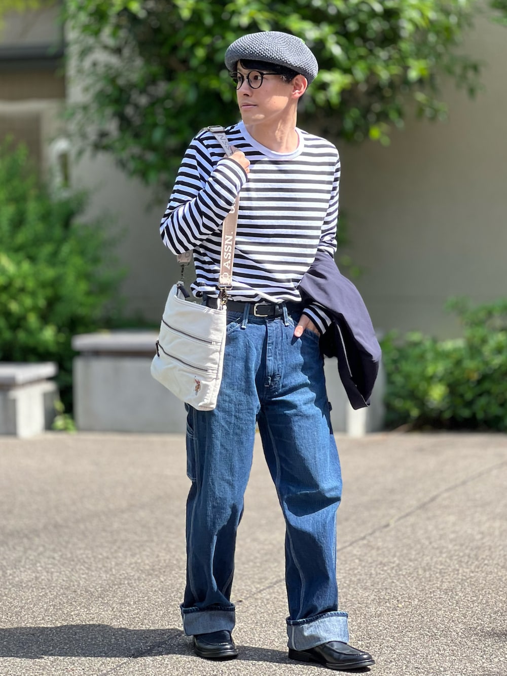 「夏コーデ、ボーダー、ボーダートップス、デニム、ショルダーバッグ、ペインターパンツ、ベレー帽、ベレー帽×メガネ、プチプラ、シンプルコーデ、休日スタイル、ロンT、ローファー、きれいめカジュアル、春夏コーデ」｜「14+の国産コットンリネンベレー帽（ハンチング/ベレー帽、グレー系）」を使った、ゆっきーさん（骨格ウェーブ・メンズ・165cm）の春コーディネートの2枚目の写真
