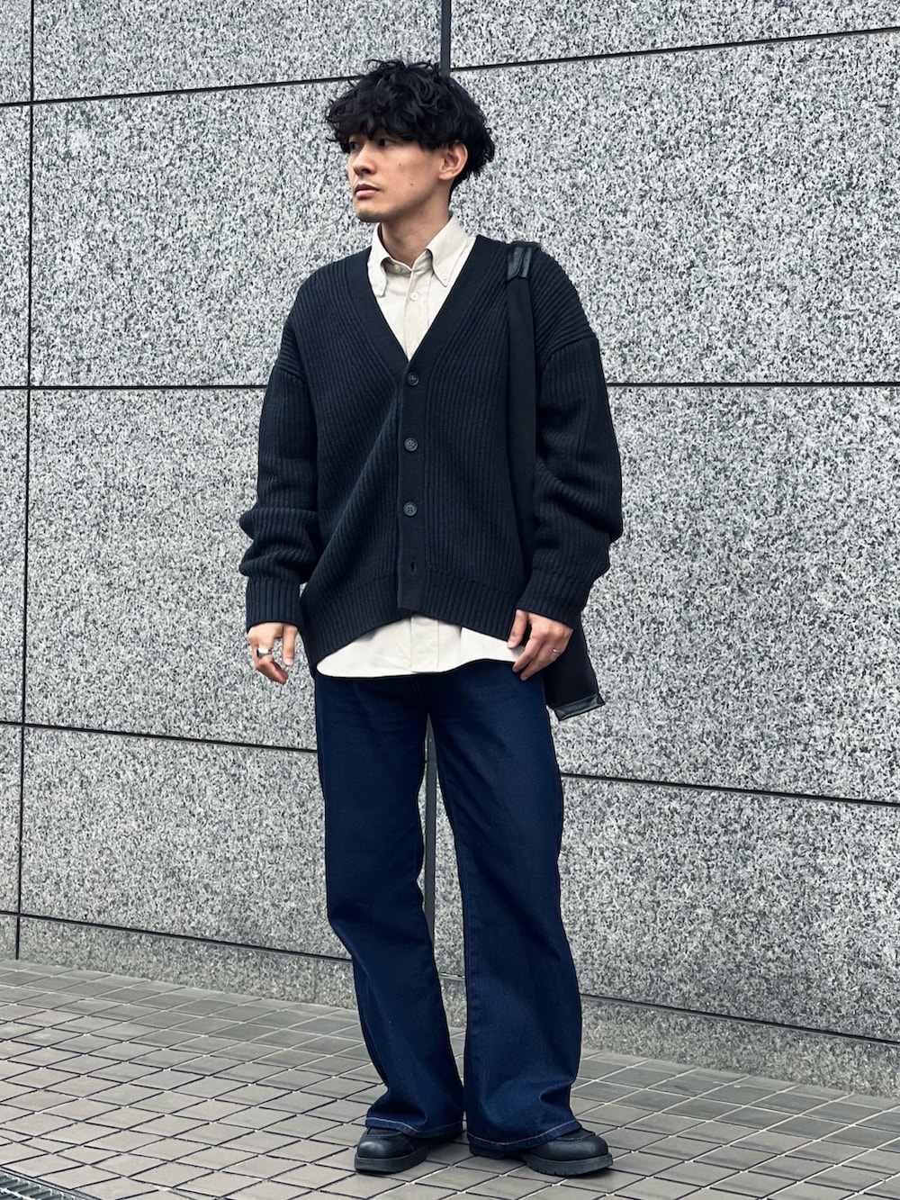 「似合うラボに行こう、カーディガン、シャツスタイル、フレアパンツ、トートバッグ、シンプルコーデ、モード、デートコーデ、春コーデ、春服みてみて、ブーツ、お出かけコーデ、低身長、デニム、春のおしゃ見えテクニック」｜「ADAM ET ROPE'の《FINAL PRICE》ボックス シルエット オーバー 畦カーディガン（カーディガン/ボレロ、ブラック系）」を使った、ゆっきーさん（骨格ウェーブ・メンズ・165cm）の春コーディネートの3枚目の写真