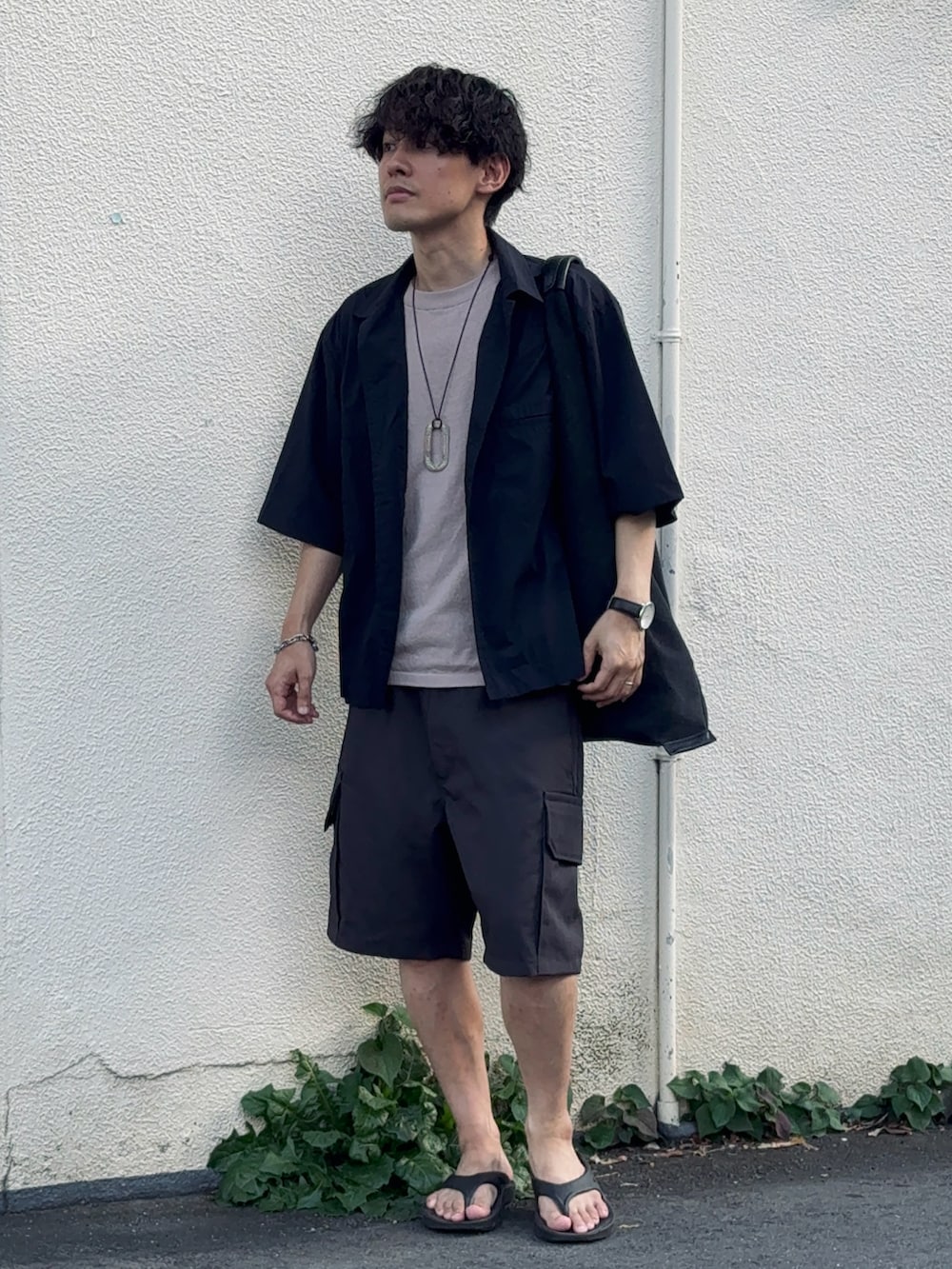 「夏コーデ、ショートパンツ、ハーフパンツ、サンダル、きれいめカジュアル、大人カジュアル、30代コーデ、30代、40代ファッション、40代、低身長、低身長コーデ、休日スタイル、シンプル、シンプルコーデ」｜「Adawat'n Tuaregの【Adawat’n Tuareg / アダワット トゥアレグ】Zezi ネックレス（ネックレス、シルバー系）」を使った、ゆっきーさん（骨格ウェーブ・メンズ・165cm）の夏コーディネートの2枚目の写真