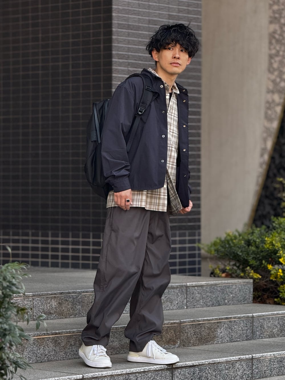 「春のおしゃ見えテクニック、春アウター、シャツアウター、きれいめカジュアル、meltum、スポーツミックス、レイヤードスタイル、レイヤード、シンプルコーデ、大人コーデ、スポーツmix、春コーデ、スニーカー、低身長、アウトドアスタイル」｜「meltumの【meltum/メルタム】WP CLIMBING TECH PANTS Sorona - WP クライミングテックパンツソロナ（その他パンツ、グレー系）」を使った、ゆっきーさん（骨格ウェーブ・メンズ・165cm）の春コーディネートの4枚目の写真