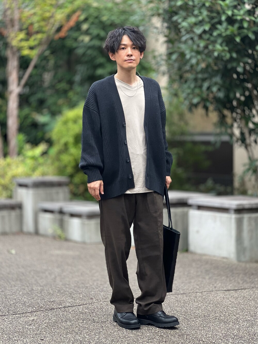 ブラック系のトートバッグ、ブラック系のカーディガン/ボレロ、ブラック系のドレスシューズを着用したメンズの秋コーディネートの5枚目の写真