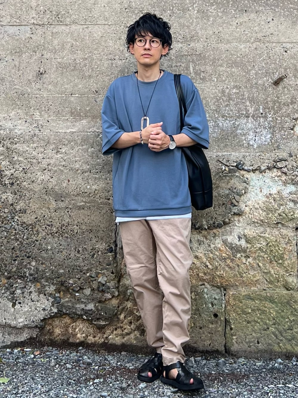 「夏コーデ、チノパン、グルカサンダル、シンプルコーデ、休日スタイル、きれいめカジュアル、大人カジュアル、プチプラ、トートバッグ、夏だ!Tシャツ着よう!、リラックススタイル、低身長男子、メガネ男子、ビッグシルエット、ストリート」|「URBAN RESEARCH Sonny LabelのシルキーダンボールニットTシャツ(Tシャツ/カットソー、ブルー系)」を使った、ゆっきーさん(メンズ・165cm)の夏コーディネートの2枚目の写真