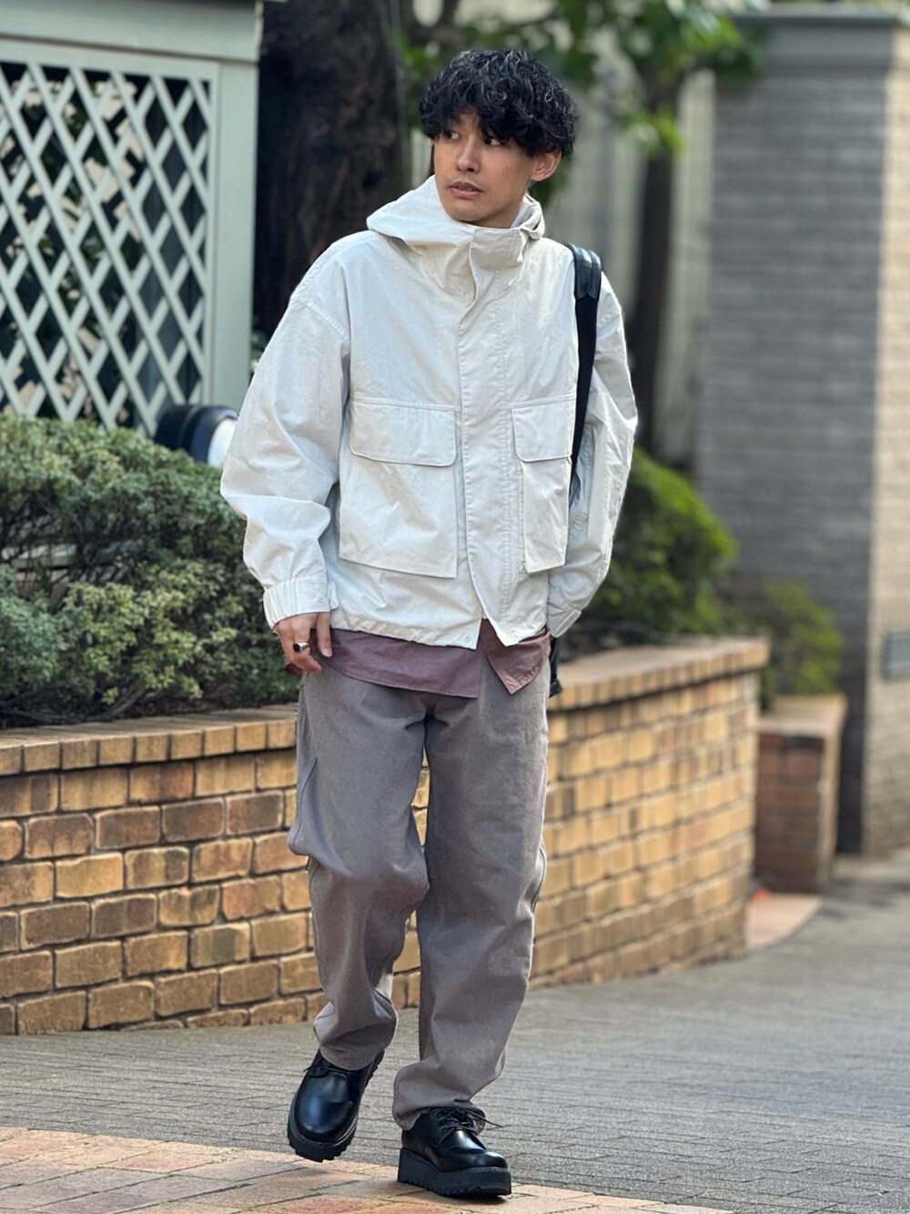 「春のおしゃ見えテクニック、春コーデ、パステルカラー、ニュアンスカラー、春アウター、ブルゾン、シャツスタイル、シャツ、シャツコーデ、デニム、お出かけコーデ、シンプルコーデ、きれいめカジュアル、低身長、プチプラコーデ」｜「TOM WOODのTOM WOOD Cushion BZue Howk Eye M トムウッド 指輪 クッション ブルー ホーク アイ リング（リング、シルバー系）」を使った、ゆっきーさん（骨格ウェーブ・メンズ・165cm）の春コーディネートの4枚目の写真