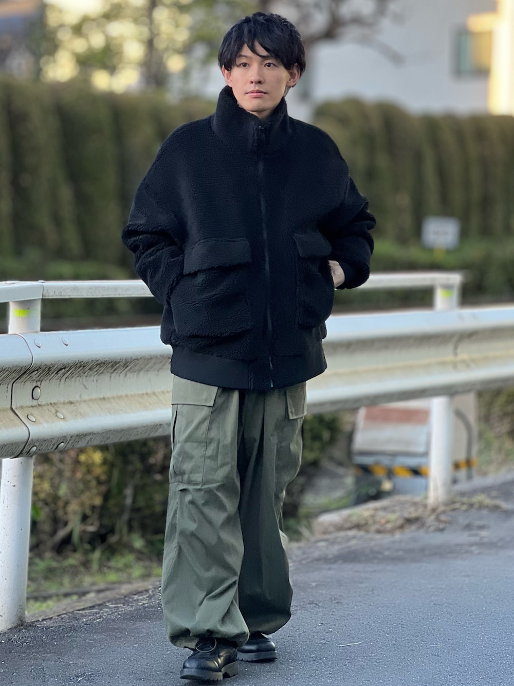 「jackrose、ボアジャケット、ボア、ボアフリース、ストリート、カーゴパンツ、ボアブルゾン、ニット、韓国ファッション、フリース、低身長、シンプルコーデ、マイベストコーデ2022、冬コーデ、ストリートMIX」｜「JACKROSEのボアスタンドカラーブルゾン（ブルゾン、ブラック系）」を使った、ゆっきーさん（骨格ウェーブ・メンズ・165cm）の冬コーディネートの2枚目の写真
