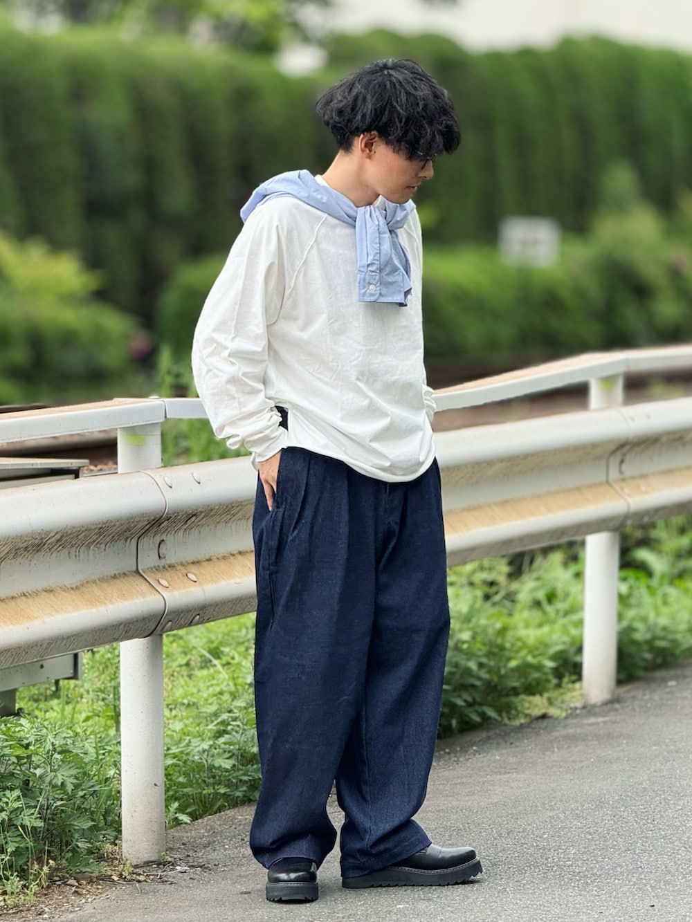 「Bleme、大人カジュアル、きれいめカジュアル、ロンT、チノパン、グルカパンツ、デニム、肩がけ、低身長、低身長コーデ、メガネ男子、春夏コーデ、スラックス、プチプラ、デートコーデ」｜「Blemeのカットオフデザイン ロングスリーブ スリット入り ロゴ刺繍ルーズロンT（Tシャツ/カットソー、ホワイト系）」を使った、ゆっきーさん（骨格ウェーブ・メンズ・165cm）の春コーディネートの2枚目の写真
