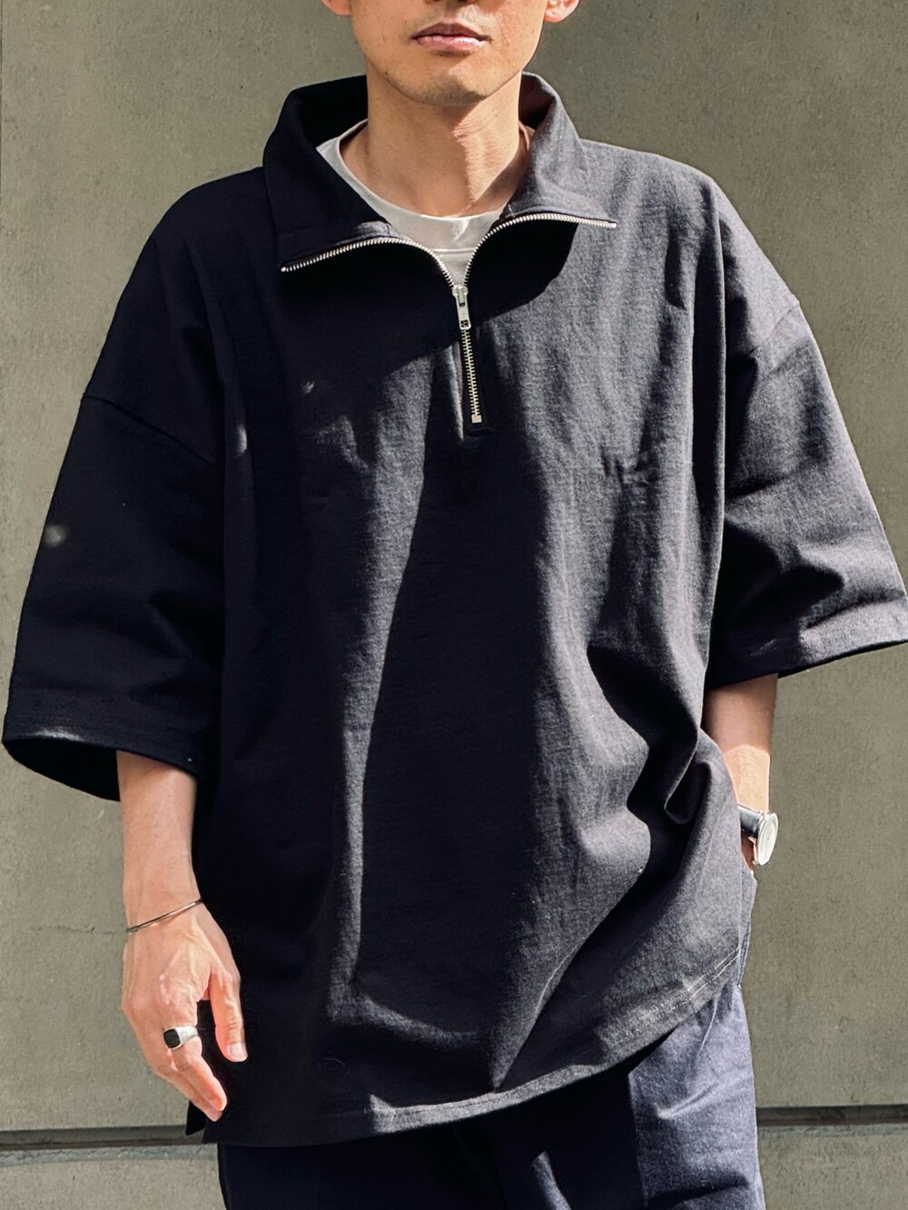 「serace、ハーフジップ、ワイドパンツ、スラックス、レイヤードスタイル、デートコーデ、大人カジュアル、きれいめカジュアル、春夏コーデ、Tシャツ、プチプラ、レイヤード、お出かけコーデ、韓国ファッション、低身長」｜「SERACEの【SERACE】Oversize short sleeve half zip T-Shirt / オーバーサイズ半袖ハーフジップTシャツ（Tシャツ/カットソー、ブラック系）」を使った、ゆっきーさん（骨格ウェーブ・メンズ・165cm）の春コーディネートの4枚目の写真