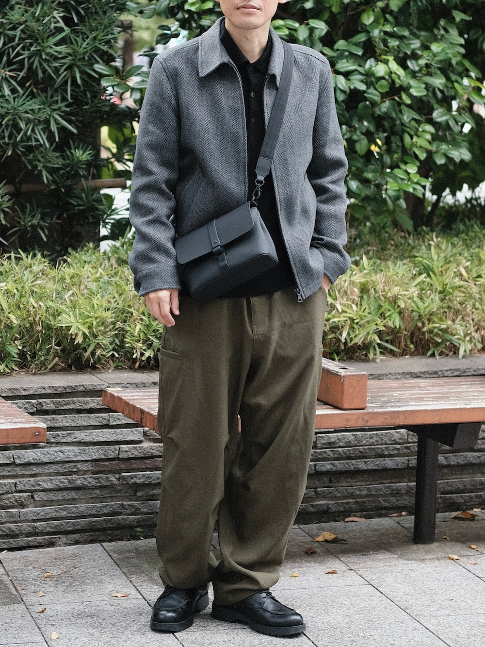 「UNIQLO、ユニクロコーデ、ユニクロ、ニット、レイヤードスタイル、古着MIX、日常に魔法を、秋コーデ、冬コーデ、ブルゾン、きれいめカジュアル、大人カジュアル、低身長、30代コーデ、40代ファッション」｜「GASTON LUGAのGASTON LUGA/ガストンルーガ/SPLASH CROSSBODY BAG（ショルダーバッグ、ブラック系）」を使った、ゆっきーさん（骨格ウェーブ・メンズ・165cm）の秋コーディネートの2枚目の写真