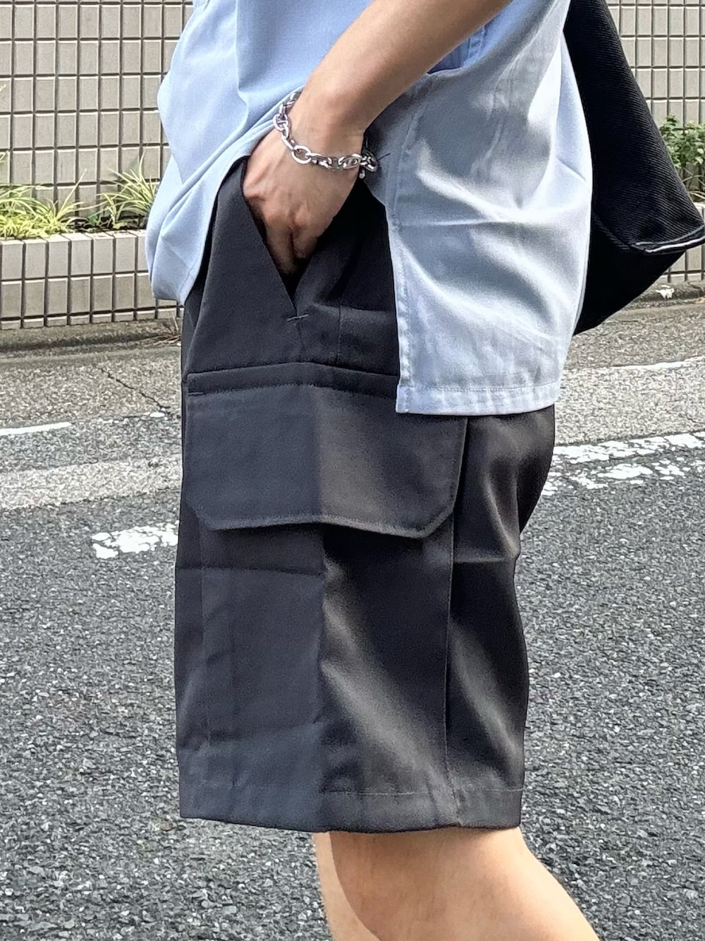 「夏コーデ、シンプル、シンプルスタイル、ショートパンツ、レイヤードスタイル、タンクトップ、ハーフジップ、きれいめカジュアル、大人カジュアル、大人コーデ、30代、40代、低身長コーデ、低身長、RHYTHR」｜「rhythrのアイテム（シャツ/ブラウス、ブルー系）」を使った、ゆっきーさん（骨格ウェーブ・メンズ・165cm）の夏コーディネートの4枚目の写真