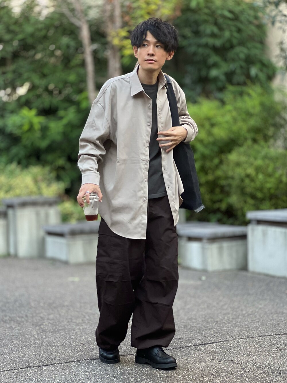 ベージュ系のシャツ/ブラウス、ブラック系のトートバッグ、ブラウン系のカーゴパンツを着用したメンズの秋コーディネートの2枚目の写真