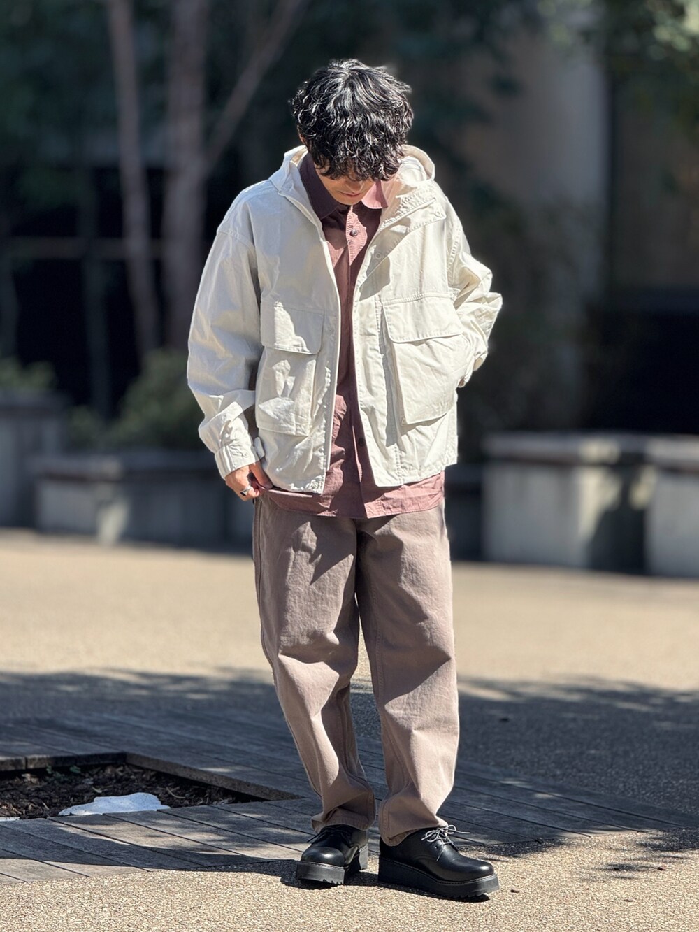 「春のおしゃ見えテクニック、春コーデ、パステルカラー、ニュアンスカラー、春アウター、ブルゾン、シャツスタイル、シャツ、シャツコーデ、デニム、お出かけコーデ、シンプルコーデ、きれいめカジュアル、低身長、プチプラコーデ」｜「TOM WOODのTOM WOOD Cushion BZue Howk Eye M トムウッド 指輪 クッション ブルー ホーク アイ リング（リング、シルバー系）」を使った、ゆっきーさん（骨格ウェーブ・メンズ・165cm）の春コーディネートの2枚目の写真