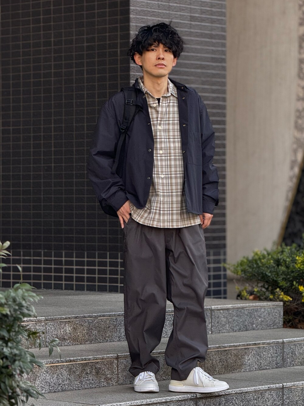 「春のおしゃ見えテクニック、春アウター、シャツアウター、きれいめカジュアル、meltum、スポーツミックス、レイヤードスタイル、レイヤード、シンプルコーデ、大人コーデ、スポーツmix、春コーデ、スニーカー、低身長、アウトドアスタイル」｜「meltumの【meltum/メルタム】WP CLIMBING TECH PANTS Sorona - WP クライミングテックパンツソロナ（その他パンツ、グレー系）」を使った、ゆっきーさん（骨格ウェーブ・メンズ・165cm）の春コーディネートの2枚目の写真