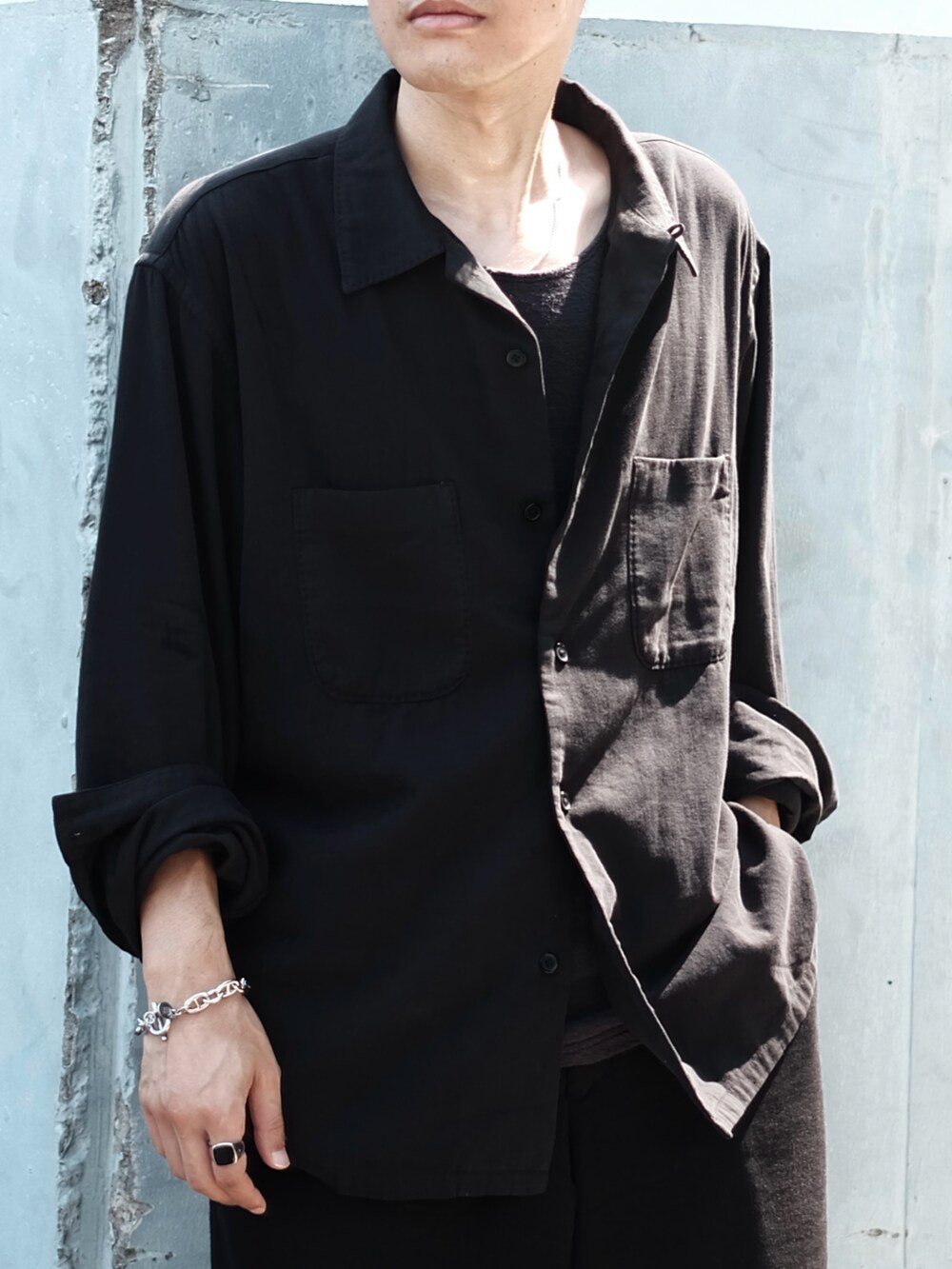「shiun、シウン、LIDnM、リドム、休日スタイル、低身長、低身長コーデ、低身長男子、大人カジュアル、大人コーデ、30代コーデ、30代、40代ファッション、ラフ、オールブラック」｜「shiunのアイテム（シャツ/ブラウス、ブラック系）」を使った、ゆっきーさん（骨格ウェーブ・メンズ・165cm）の夏コーディネートの4枚目の写真