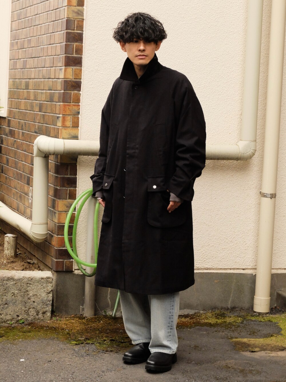 「RHYTHR、大人カジュアル、クリスマスに着たい服、shiun、デニム、スウェット、コート、ロングコート、マイベストコーデ2023、低身長、冬アウター、冬コーデ、新星WEARISTAにエントリー、クリスマスコーデ、デートコーデ」|「shiunのBLEACH DENIM(デニムパンツ、ブルー系)」を使った、ゆっきーさん(骨格ウェーブ・メンズ・165cm)の冬コーディネートの3枚目の写真