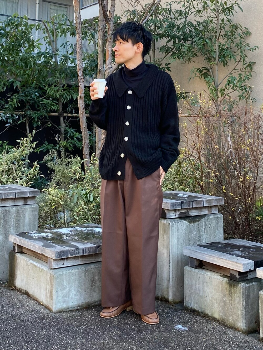 「タートルネック、カーディガン、レイヤードスタイル、きれいめカジュアル、ローファー、プチプラ、低身長、30代、ワイドパンツ、anown、ender products、大人カジュアル、ジェンダーレス、冬コーデ、シンプル」｜「anownのニットポロカーディガン【ファッションインフルエンサーRyo×anown限定コラボ】（カーディガン/ボレロ、ブラック系）」を使った、ゆっきーさん（メンズ・165cm）の冬コーディネートの2枚目の写真