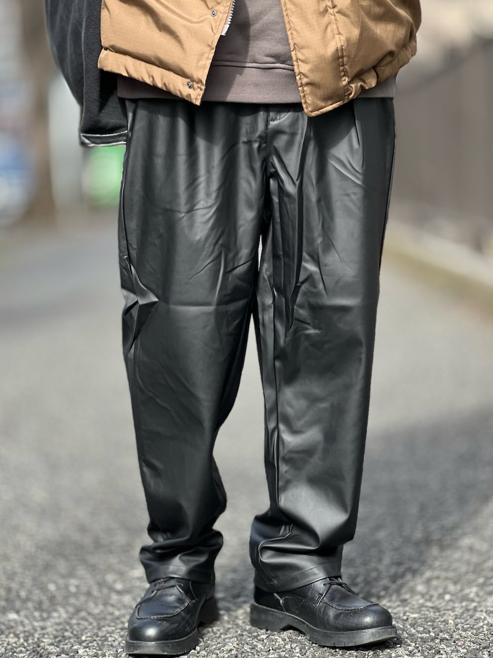 ブラック系のその他パンツ、ブラウン系のダウンベスト、グレー系のスウェットを着用したメンズの春コーディネートの5枚目の写真