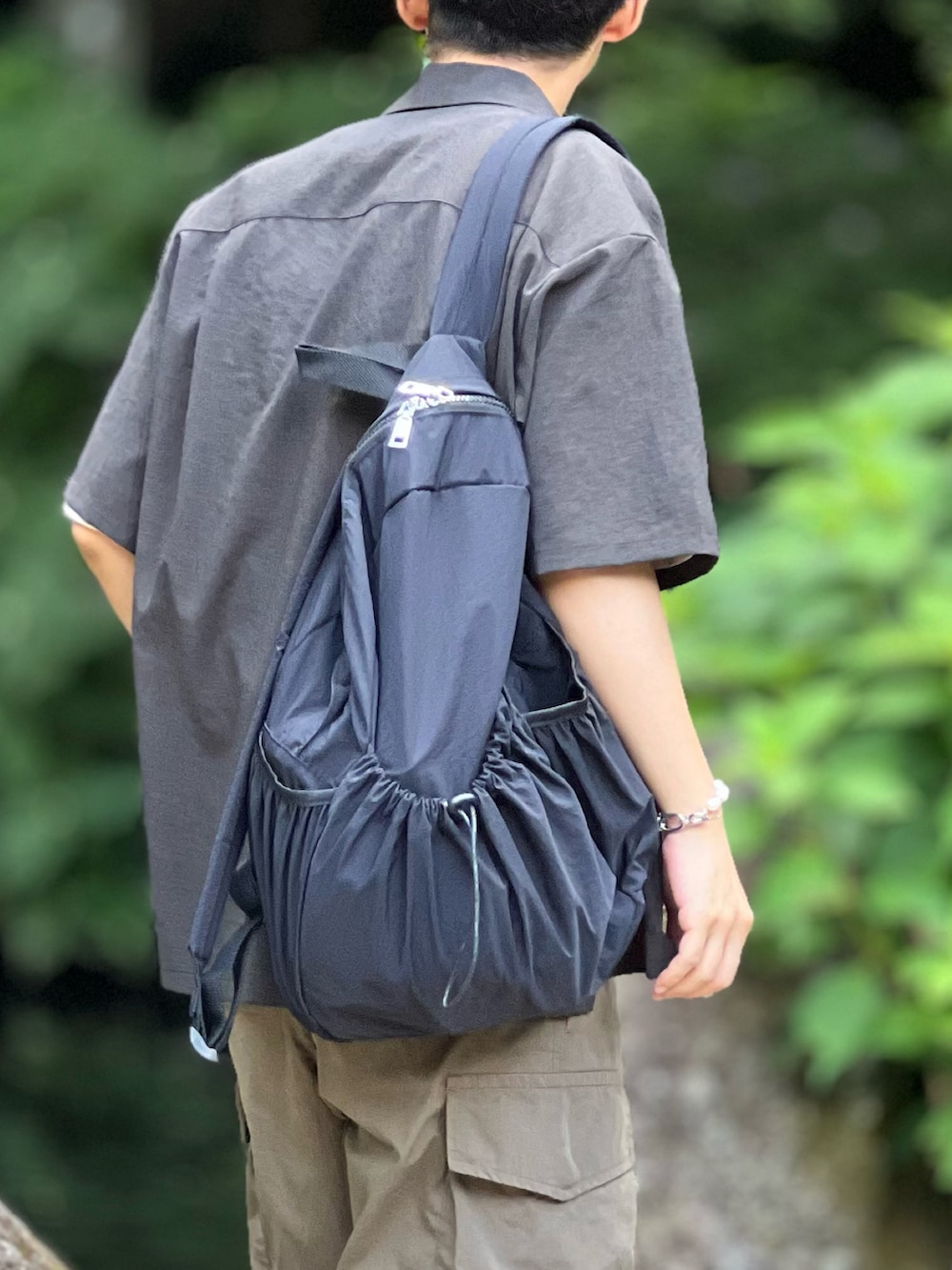 「お出かけコーデ、オープンカラーシャツ、カーゴパンツ、タックイン、きれいめカジュアル、シンプルコーデ、スニーカー、低身長、プチプラ、シャツスタイル、夏セールで買いました、夏コーデ、ショルダーバッグ、フェススタイル、淡色コーデ」｜「ADAM ET ROPE'の洗えるセットアップ【RIRANCHA】オープンカラーシャツ ＆ イージーパンツ / 防シワ性 / ユニセックス（セットアップ、ブラック系）」を使った、ゆっきーさん（骨格ウェーブ・メンズ・165cm）の夏コーディネートの2枚目の写真