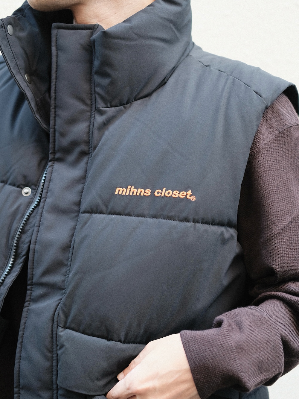 「秋っぽコーデ更新中、NONEED、mihns closet、ベスト、テーマパークコーデ、ダウンベスト、ブラウンコーデ、シンプルコーデ、休日スタイル、ニット、モックネック、スラックス、シューカット、フレアパンツ、PR」｜「mihns closetの【mihns closet/ミンズクローゼット】24AW パデッドショートベスト / 新色追加（ダウンベスト、ブラック系）」を使った、ゆっきーさん（骨格ウェーブ・メンズ・165cm）の秋コーディネートの3枚目の写真