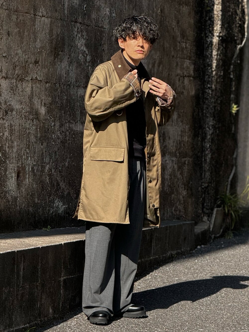 「春のおしゃ見えテクニック、春コーデ、きれいめカジュアル、大人カジュアル、キレイめ、春アウター、スラックス、シンプルコーデ、春色、休日スタイル、低身長、大人コーデ、コート、barbour、ADAM ET ROPÉ」｜「Barbourの【Barbour for TRAVELCOUTURE】EXCLUSIVE SPEY LONG（その他アウター、グリーン系）」を使った、ゆっきーさん（骨格ウェーブ・メンズ・165cm）の春コーディネートの5枚目の写真