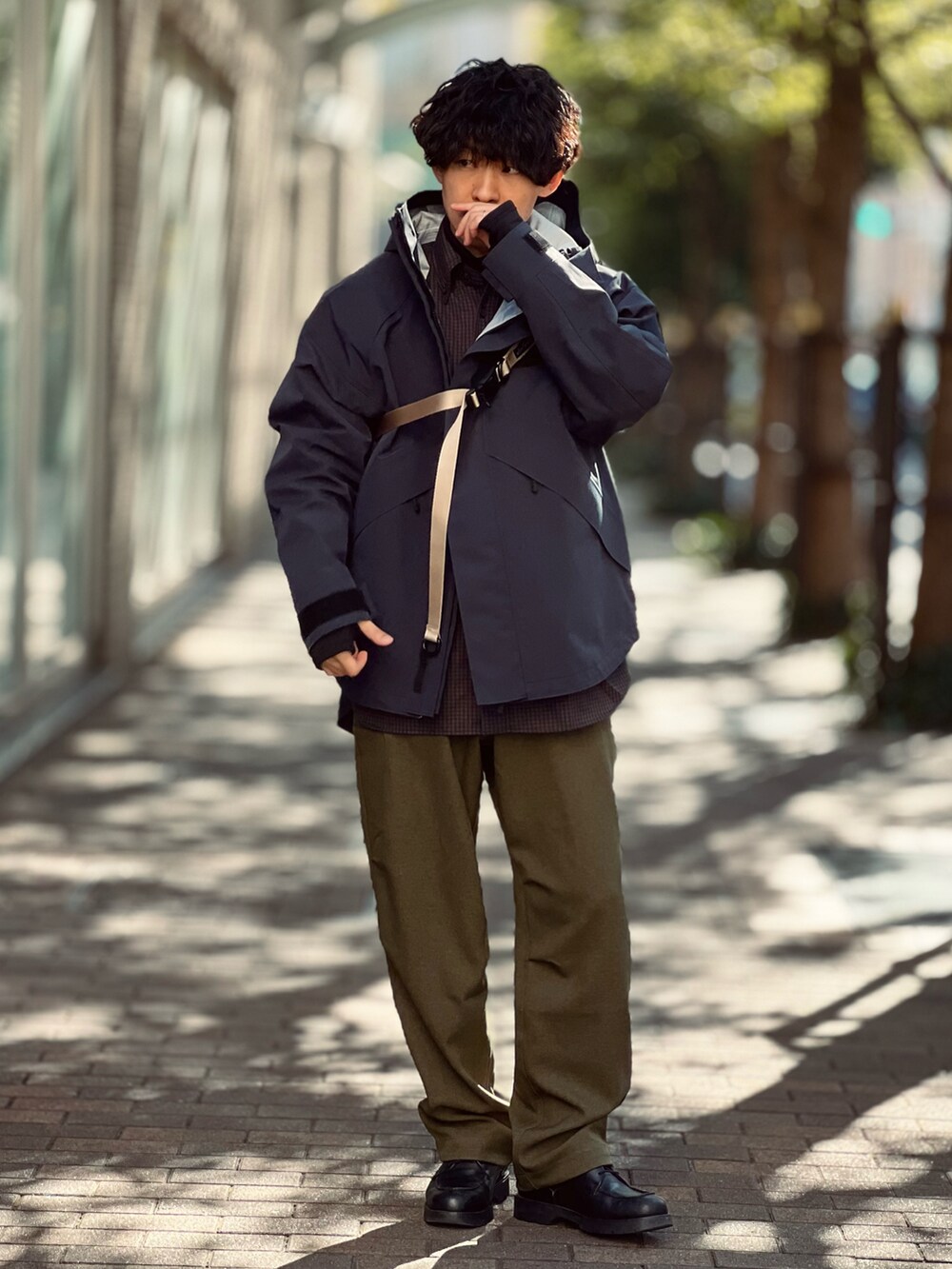 「WILDTHINGS、ADAM ET ROPÉ、低身長、アースカラー、レイヤードスタイル、プチプラ、シンプルコーデ、マウンテンパーカー、冬アウター、冬コーデ、休日スタイル、チェック、スポーツミックス、春色」|「WILD THINGSの2022AW【WILDTHINGS 別注】TOOLSTRAP DENALI JACKET/UNISEX/LONG SEASON(マウンテンパーカー、ブラック系)」を使った、ゆっきーさん(骨格ウェーブ・メンズ・165cm)の冬コーディネートの3枚目の写真