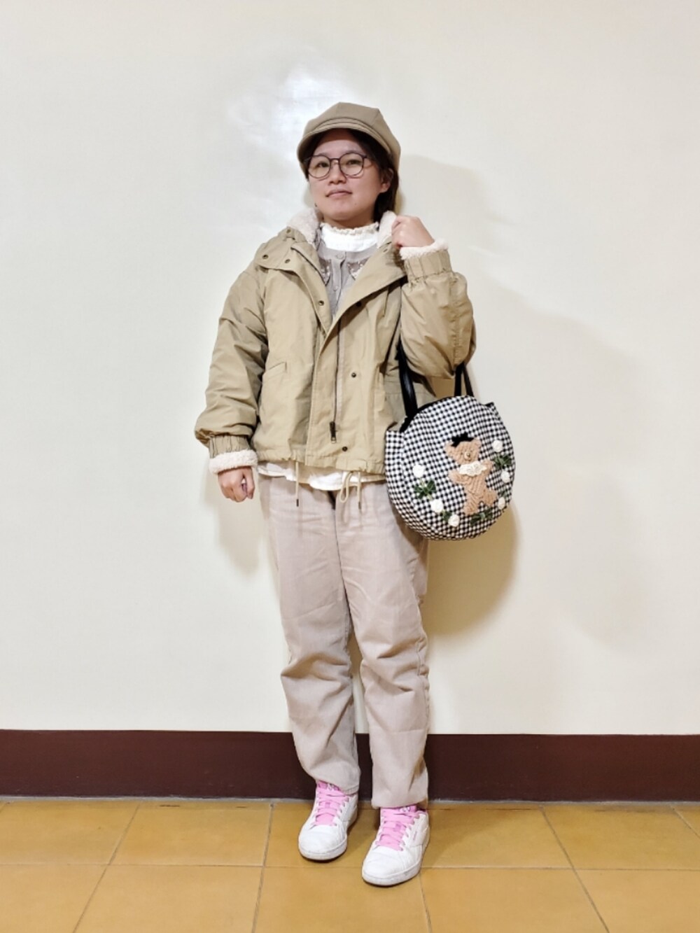 「新星WEARISTAにエントリー、ootd、街頭穿搭、秋コーデ、冬コーデ、大人カジュアル、大人コーデ、低身長、低身長コーデ、淡色コーデ」｜「CAMURのアイテム（ニット/セーター、ブラウン系）」を使った、呱呱🍯さん（レディース・152cm）の冬コーディネートの2枚目の写真