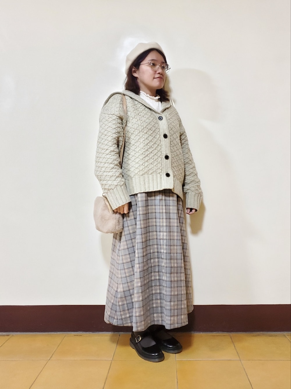 「ootd、冬コーデ、大人カジュアル、大人コーデ、大人女子、低身長、チェック柄、チェック柄ワンピース」｜「earth music&ecologyのフードショートコート ＊（その他アウター、ブルー系）」を使った、呱呱🍯さん（レディース・152cm）の冬コーディネートの4枚目の写真