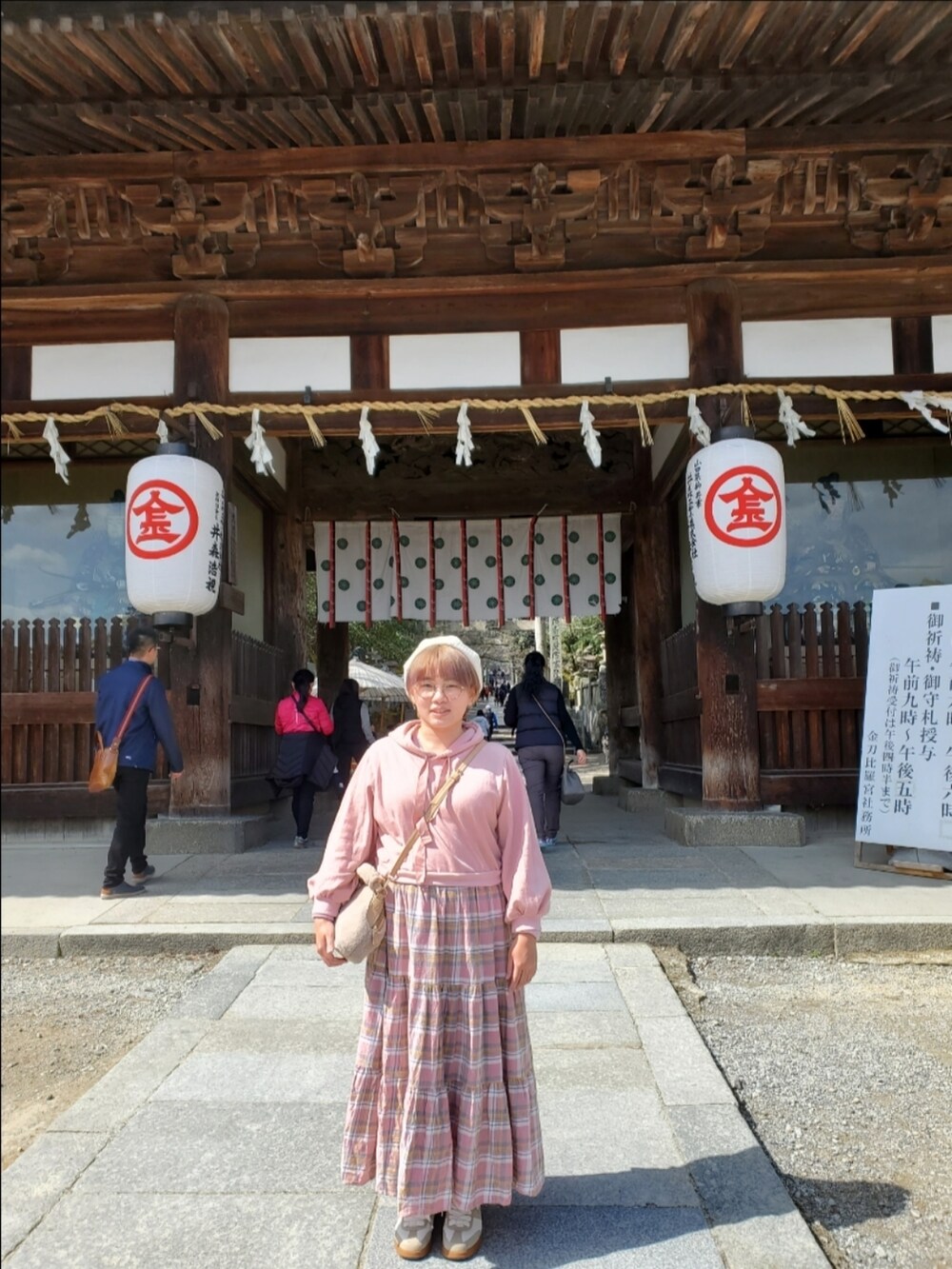 ピンク系のワンピース/ドレス、ベージュ系のスニーカー、ベージュ系のトートバッグを着用したレディースの春コーディネートの4枚目の写真