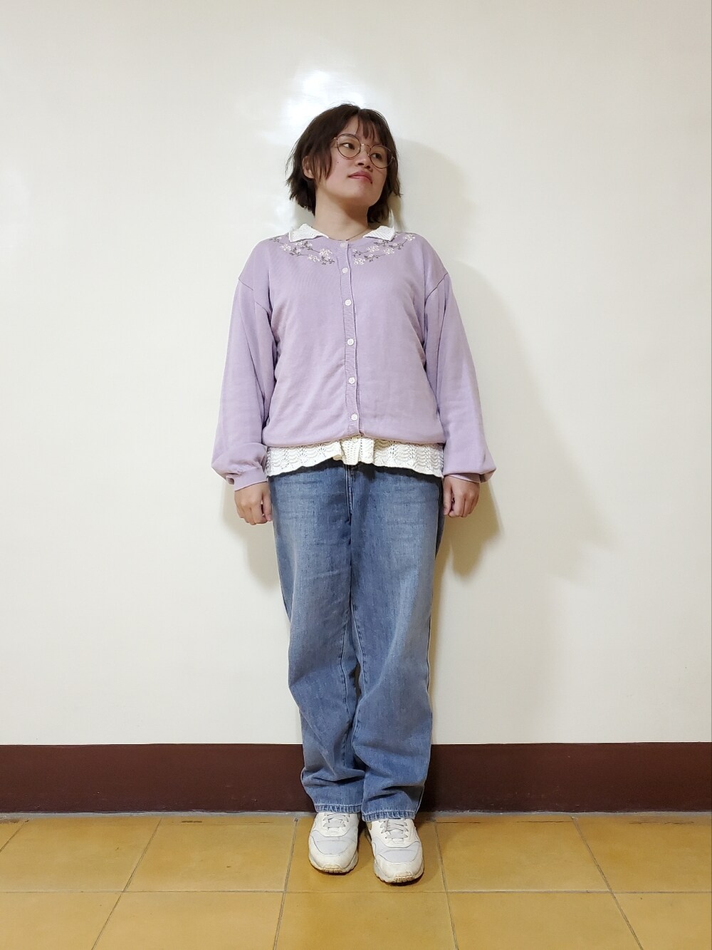 パープル系のカーディガン/ボレロ、ホワイト系のカーディガン/ボレロ、ブルー系のデニムパンツを着用したレディースの春コーディネートの2枚目の写真