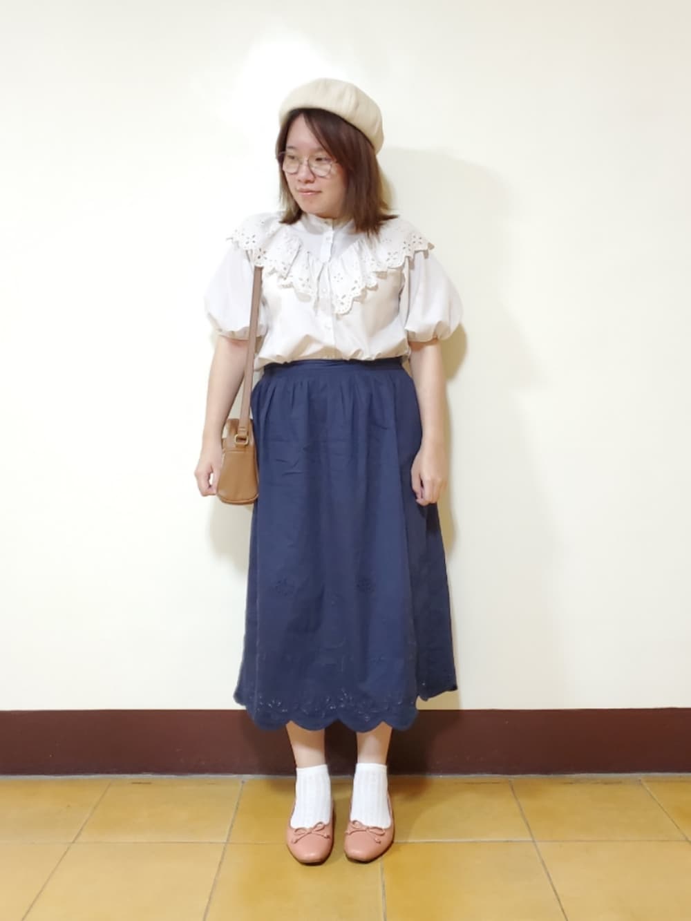 「ootd、夏、街頭穿搭、復古、休閒、大人カジュアル、大人コーデ、低身長、低身長女子、刺繍、刺繍スカート」｜「SLURRのレースフリルブラウス（シャツ/ブラウス、グレー系）」を使った、呱呱🍯さん（レディース・152cm）の秋コーディネートの3枚目の写真