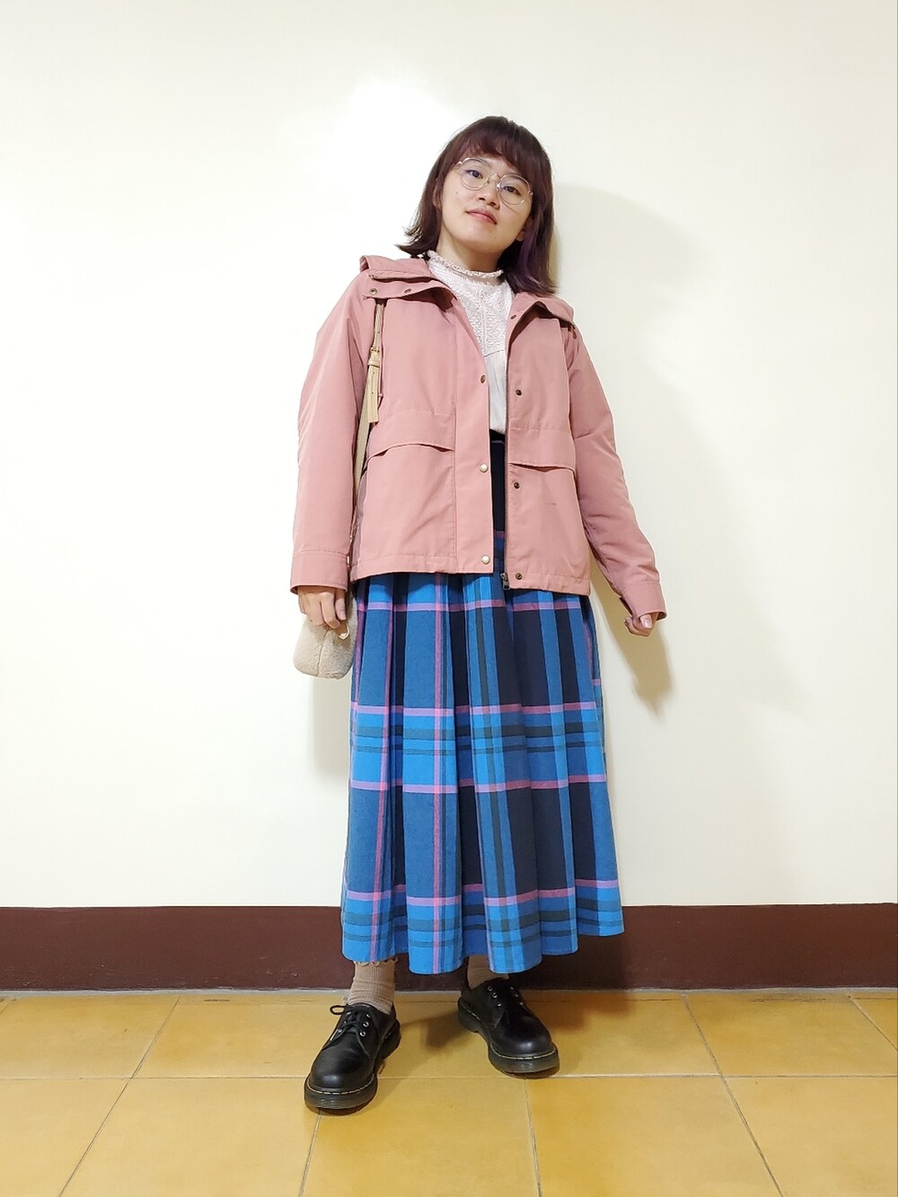 ベージュ系のノーカラージャケット、ピンク系のシャツ/ブラウス、ブルー系のスカートを着用したレディースの秋コーディネートの3枚目の写真