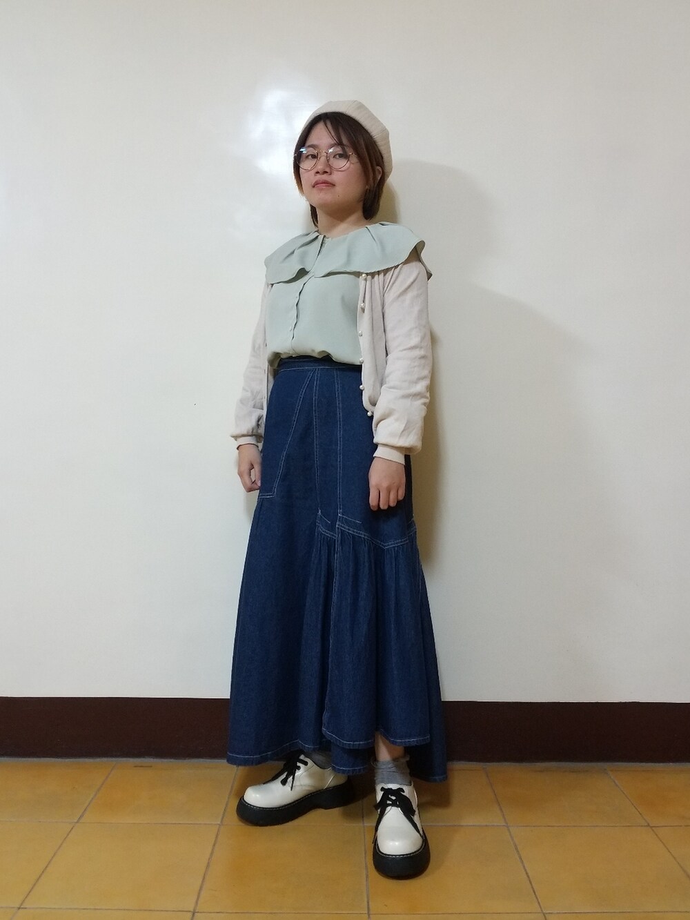 グリーン系のシャツ/ブラウス、ブルー系のデニムスカート、その他のカーディガン/ボレロを着用したレディースの春コーディネートの2枚目の写真