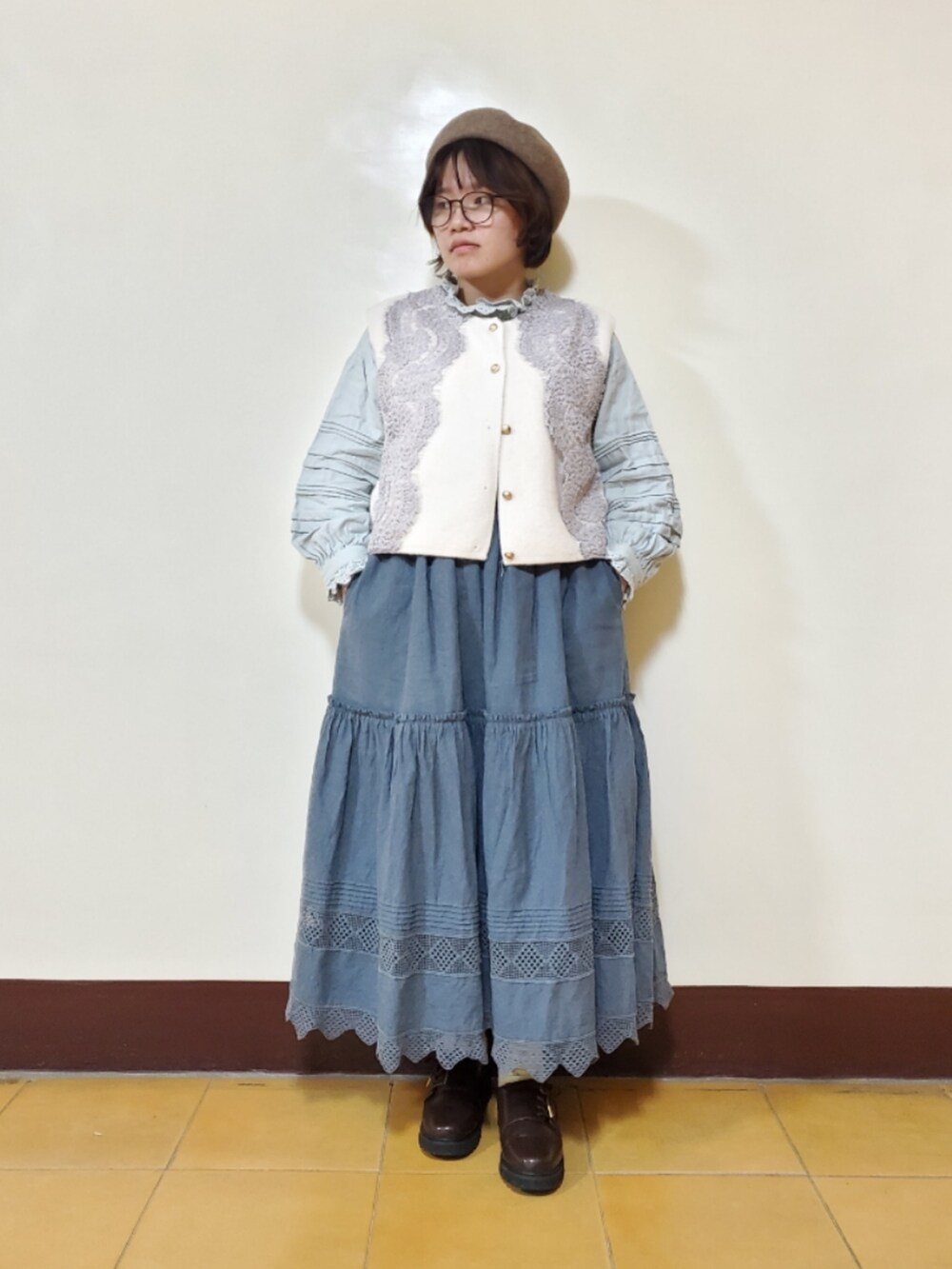 ホワイト系のトップス、グリーン系のシャツ/ブラウス、グリーン系のスカートを着用したレディースの冬コーディネートの3枚目の写真