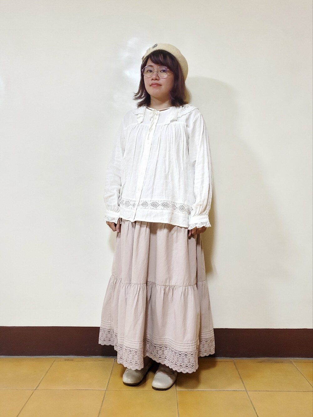 「冬コーデ、淡色コーデ、大人カジュアル、大人かわいい、低身長、低身長コーデ、刺繍」｜「Samansa Mos2の【kazumi×SamansaMos2】前後着レース襟ブラウス

（シャツ/ブラウス、ホワイト系）」を使った、呱呱🍯さん（レディース・152cm）の冬コーディネートの4枚目の写真