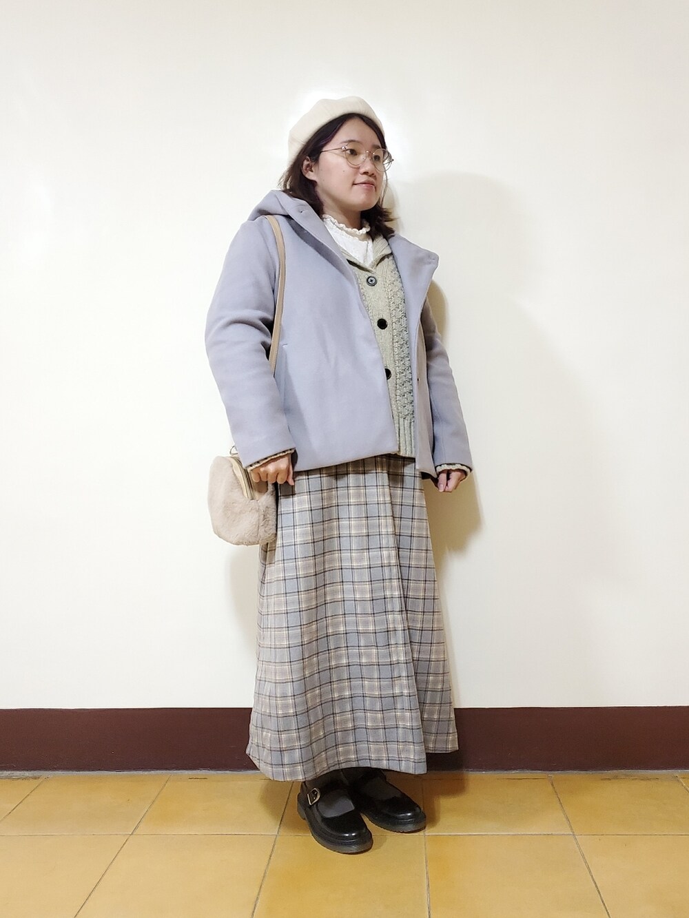 「ootd、冬コーデ、大人カジュアル、大人コーデ、大人女子、低身長、チェック柄、チェック柄ワンピース」｜「earth music&ecologyのフードショートコート ＊（その他アウター、ブルー系）」を使った、呱呱🍯さん（レディース・152cm）の冬コーディネートの5枚目の写真