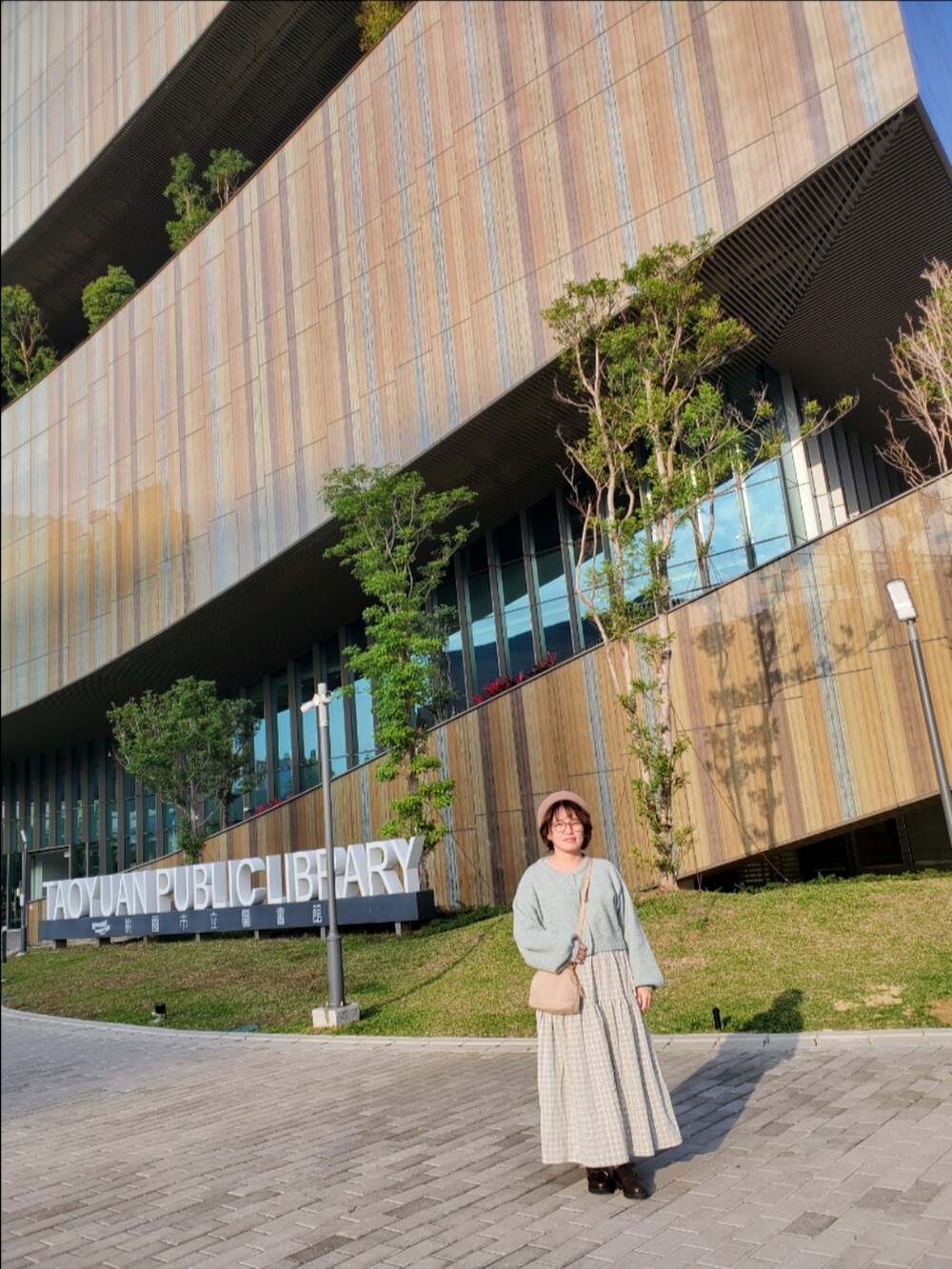 ブルー系のニット/セーター、グリーン系のワンピース/ドレス、ブラウン系のドレスシューズを着用したレディースの冬コーディネートの3枚目の写真