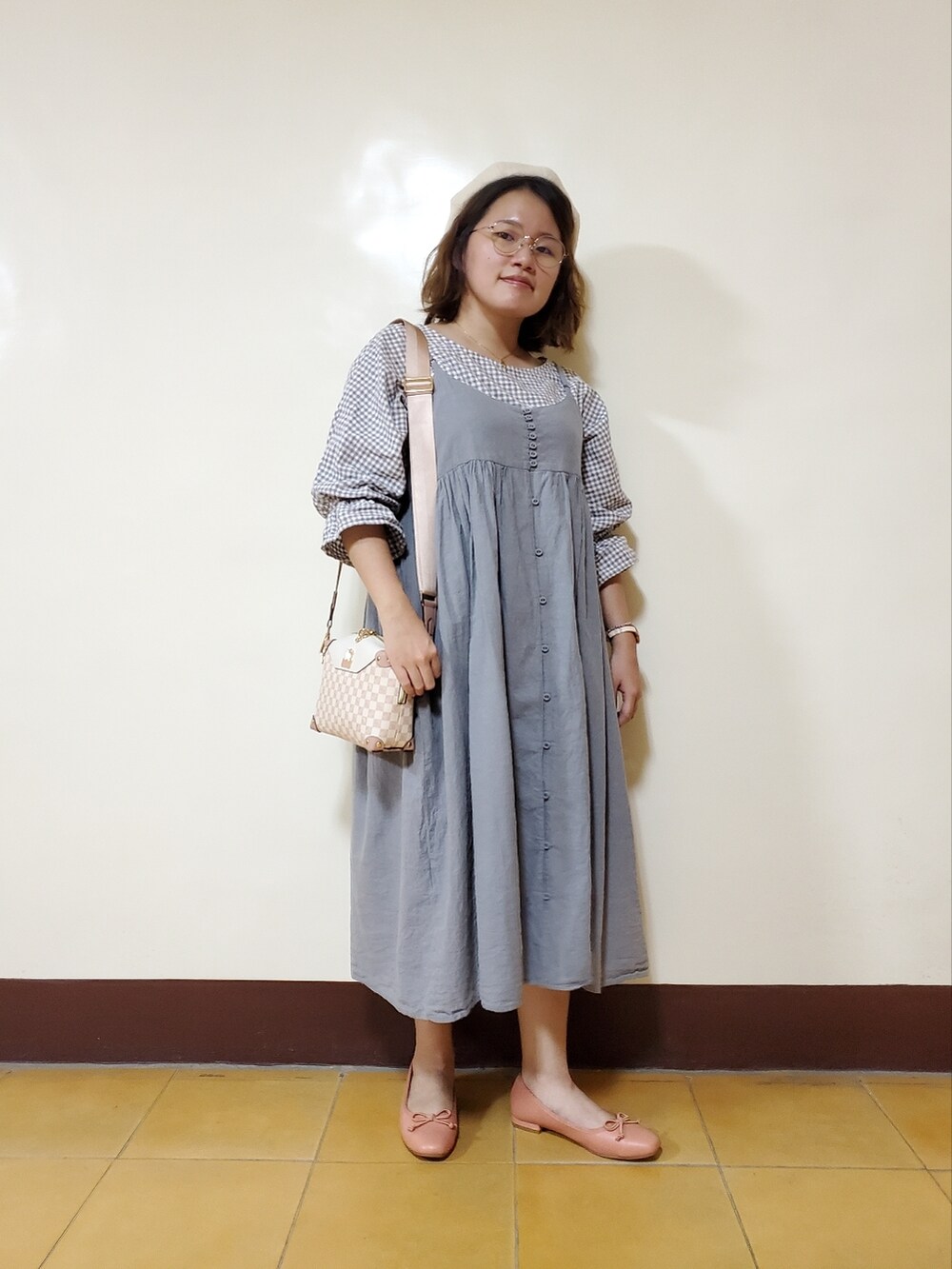 ブルー系のワンピース、グレー系のシャツ/ブラウス、オレンジ系のバレエシューズを着用したレディースの秋コーディネートの4枚目の写真