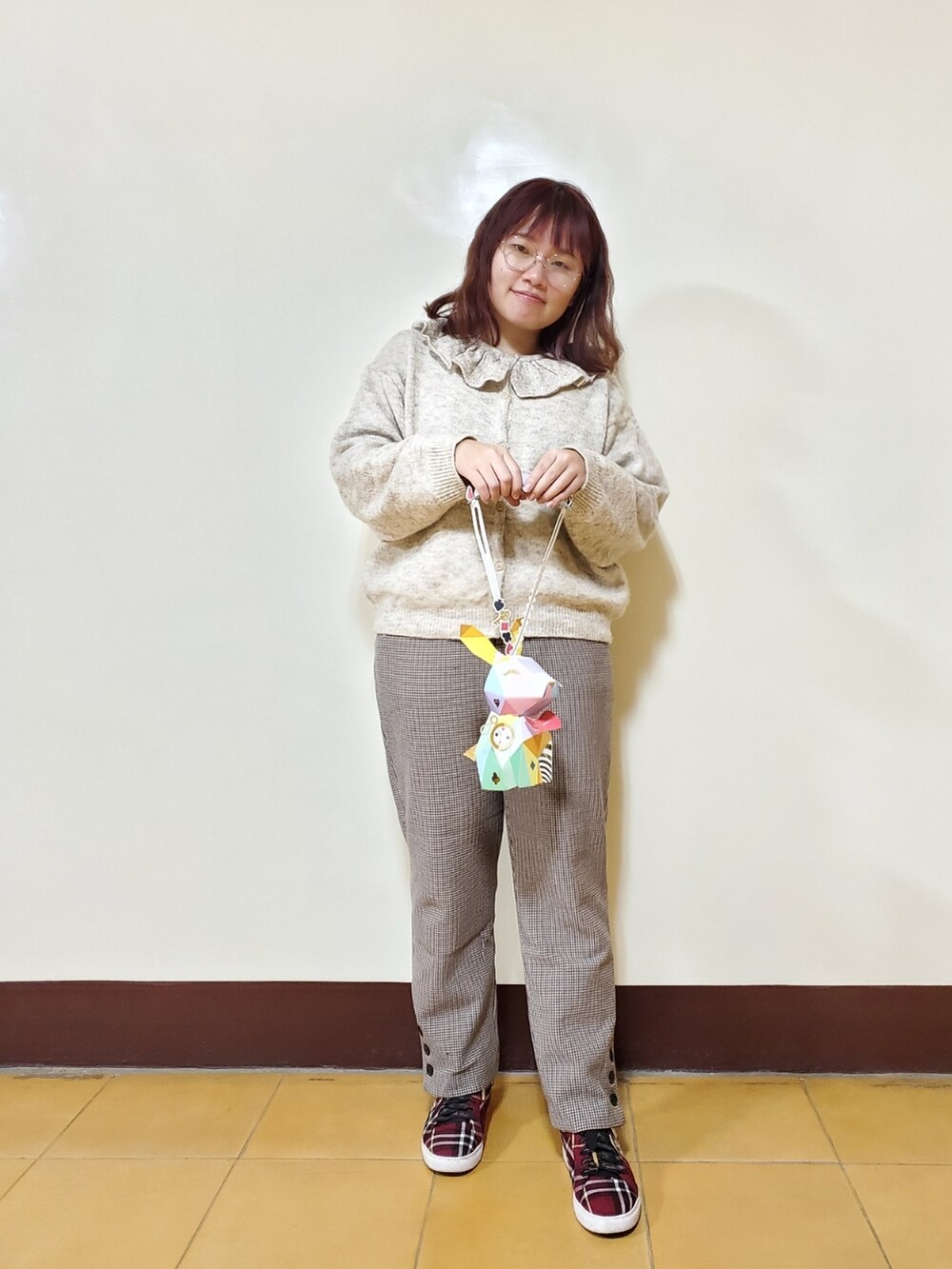 ホワイト系のニット/セーター、ブラウン系のパンツ、レッド系のシューズを着用したレディースの春コーディネートの2枚目の写真