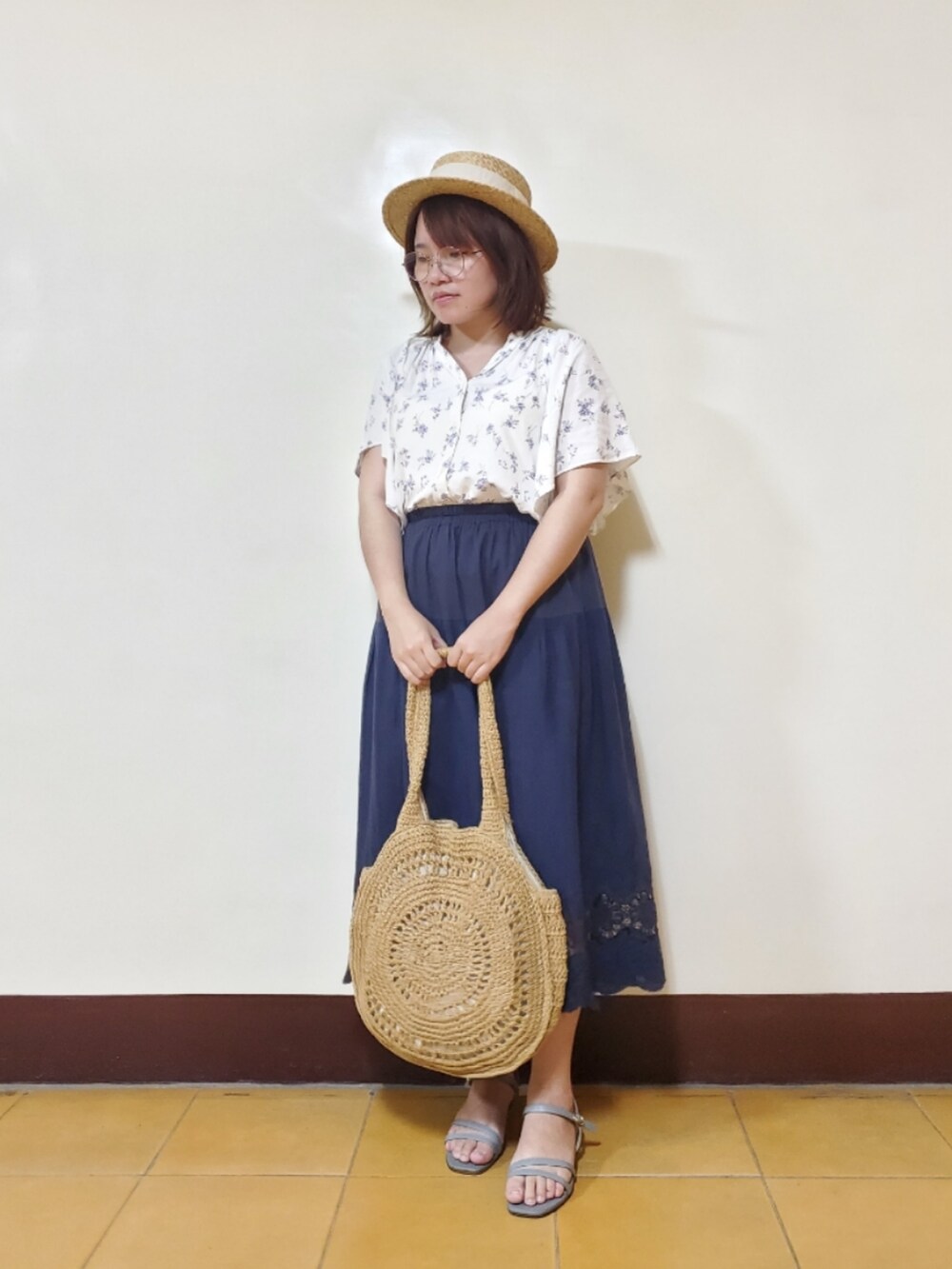 ホワイト系のシャツ/ブラウス、ブルー系のスカート、ブルー系のサンダルを着用したレディースの夏コーディネートの3枚目の写真