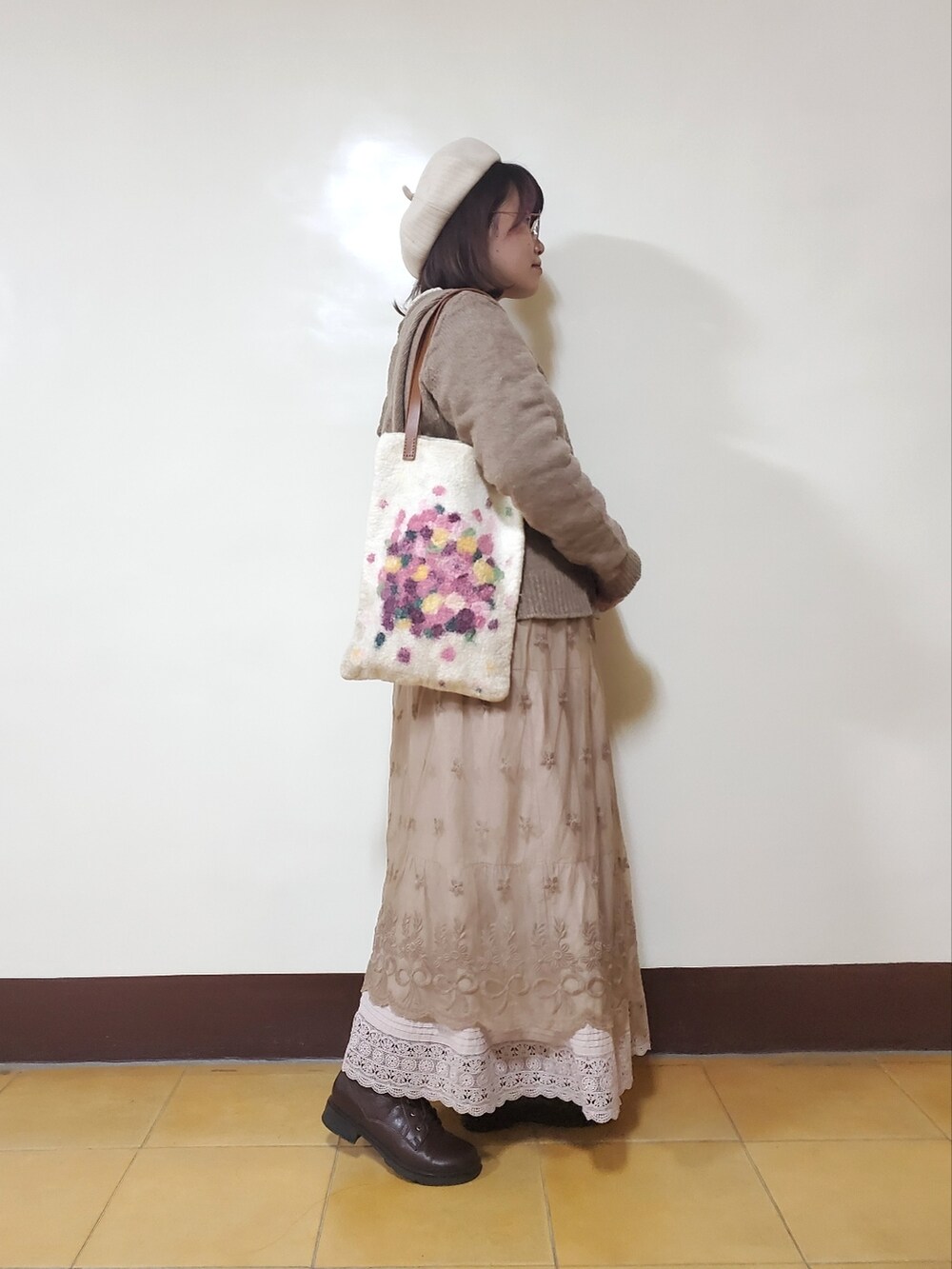 ブラウン系のジャケット/アウター、ホワイト系のニット/セーター、ベージュ系のスカートを着用したレディースの冬コーディネートの3枚目の写真