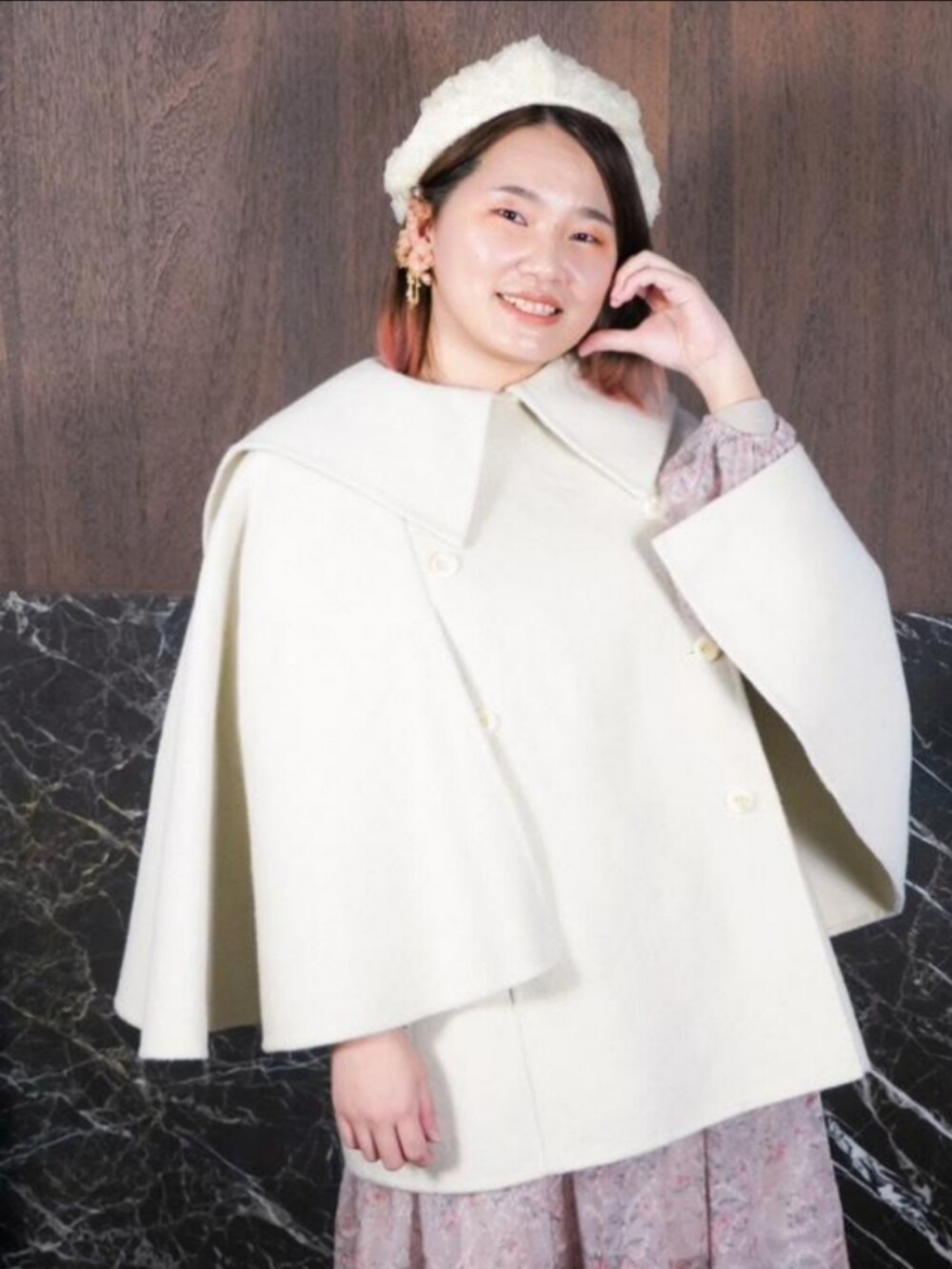 「チェック、ショルダーバッグ、リボン、デニムシャツ、ハーフパンツ、春コーデ、花柄、花柄ワンピース、韓国ファッション、大人かわいい、低身長コーデ」｜「JUPITERのアイテム（ダッフルコート、ホワイト系）」を使った、呱呱🍯さん（レディース・152cm）の春コーディネートの3枚目の写真