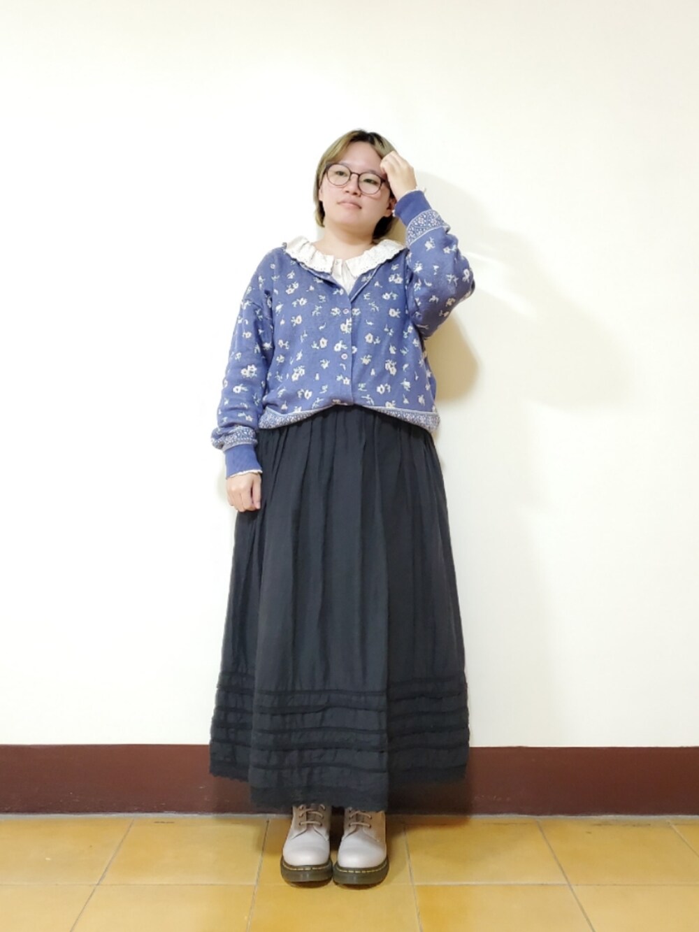 ブルー系のカーディガン/ボレロ、ホワイト系のシャツ/ブラウス、ブラック系のスカートを着用したレディースの春コーディネートの2枚目の写真