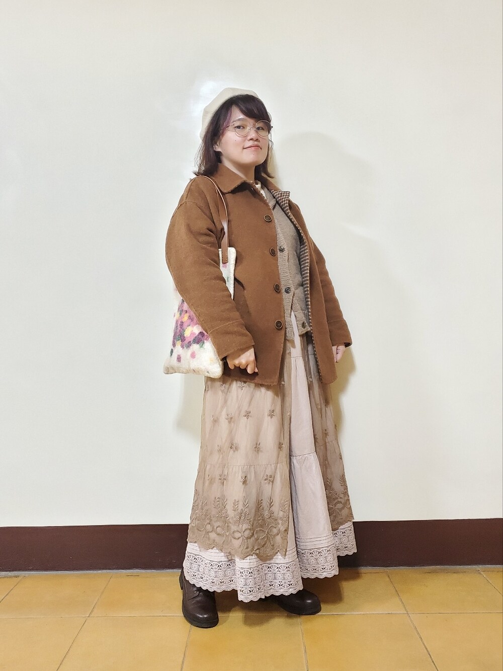 ブラウン系のジャケット/アウター、ホワイト系のニット/セーター、ベージュ系のスカートを着用したレディースの冬コーディネートの4枚目の写真