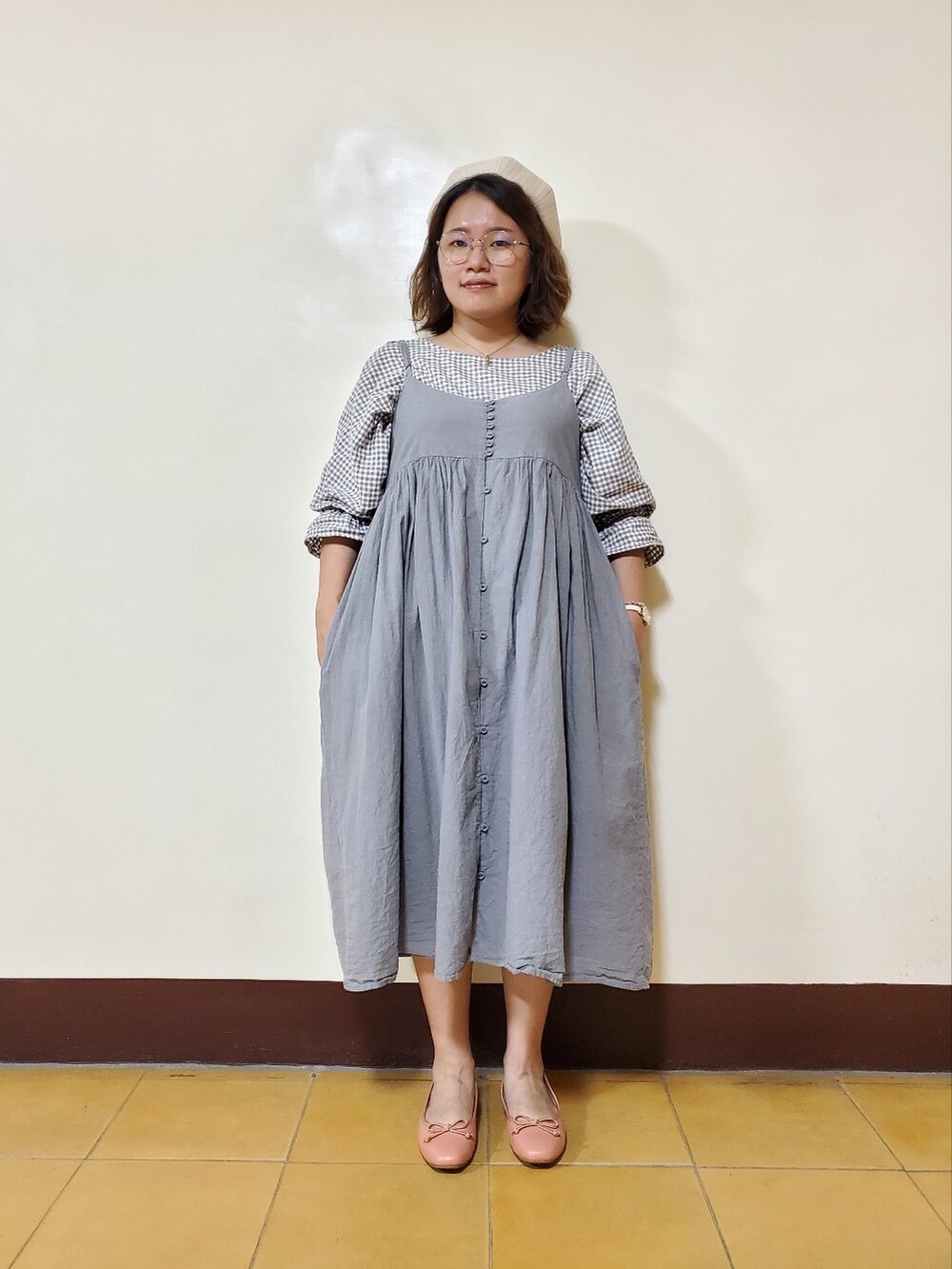 ブルー系のワンピース、グレー系のシャツ/ブラウス、オレンジ系のバレエシューズを着用したレディースの秋コーディネートの5枚目の写真