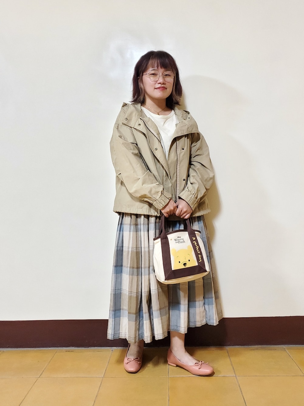 ホワイト系のTシャツ/カットソー、ブルー系のスカート、オレンジ系のバレエシューズを着用したレディースの秋コーディネートの2枚目の写真