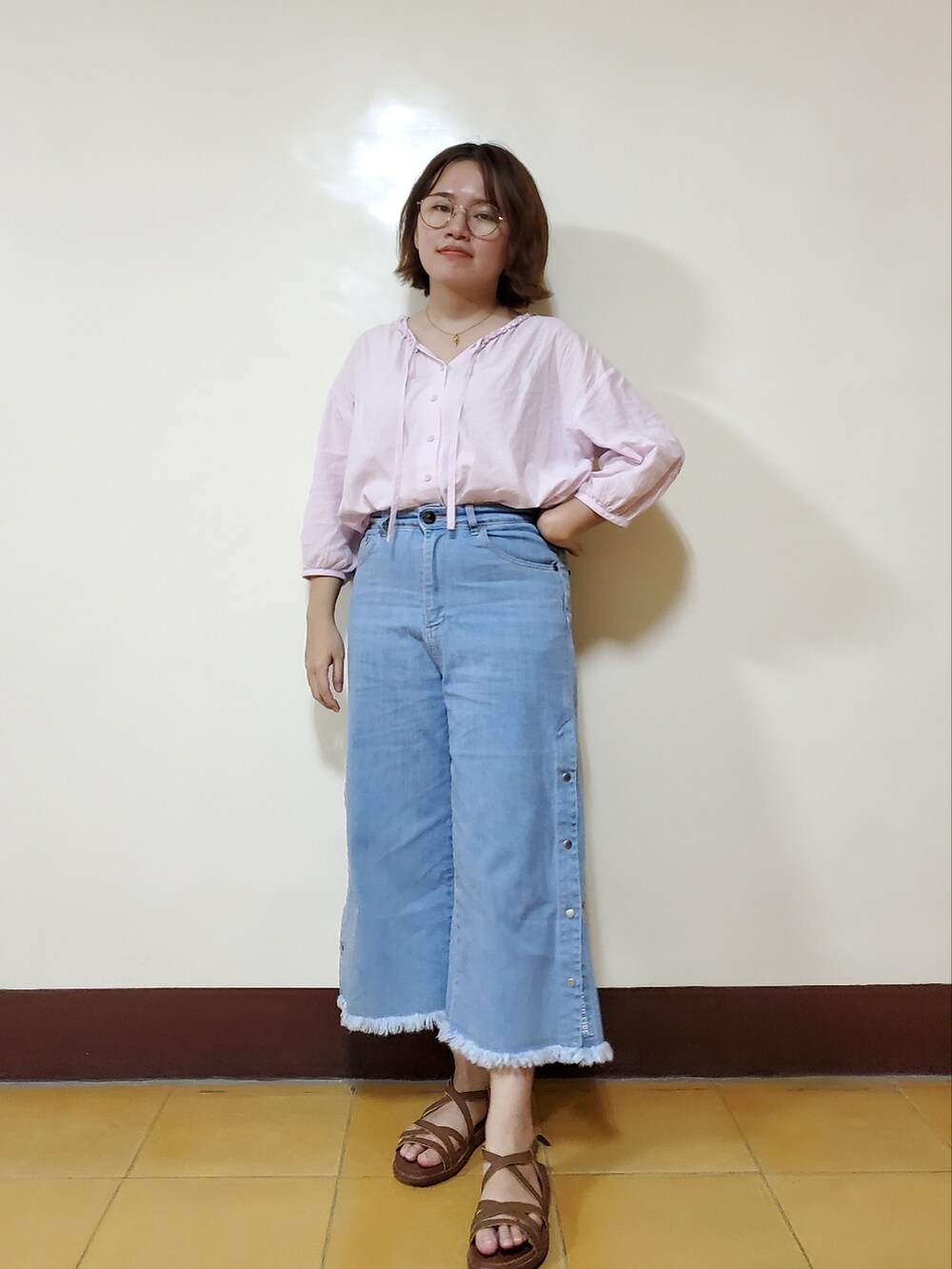 パープル系のシャツ/ブラウス、ブルー系のデニムパンツ、イエロー系のサンダルを着用したレディースの夏コーディネートの3枚目の写真