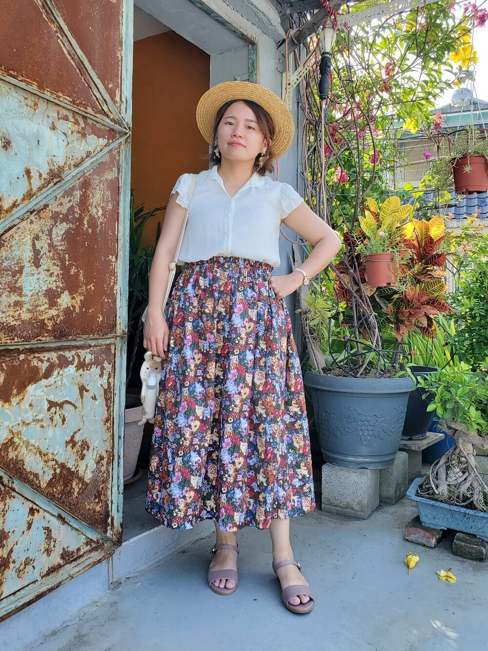 ホワイト系のシャツ/ブラウス、その他のスカート、ピンク系のサンダルを着用したレディースの夏コーディネートの2枚目の写真