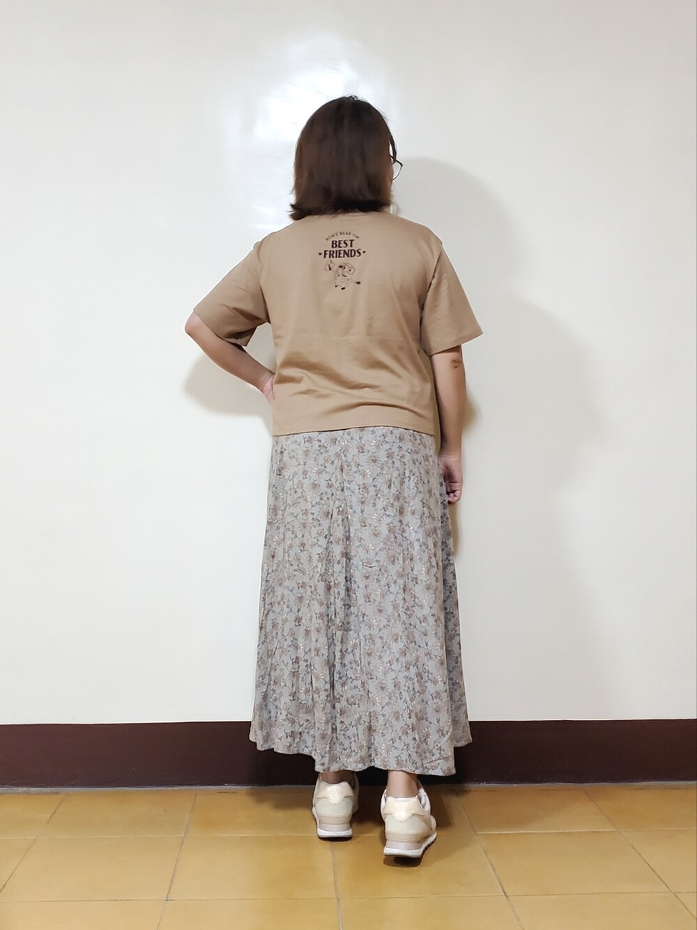 ブラウン系のTシャツ/カットソー、グリーン系のスカート、ベージュ系のシューズを着用したレディースの秋コーディネートの3枚目の写真